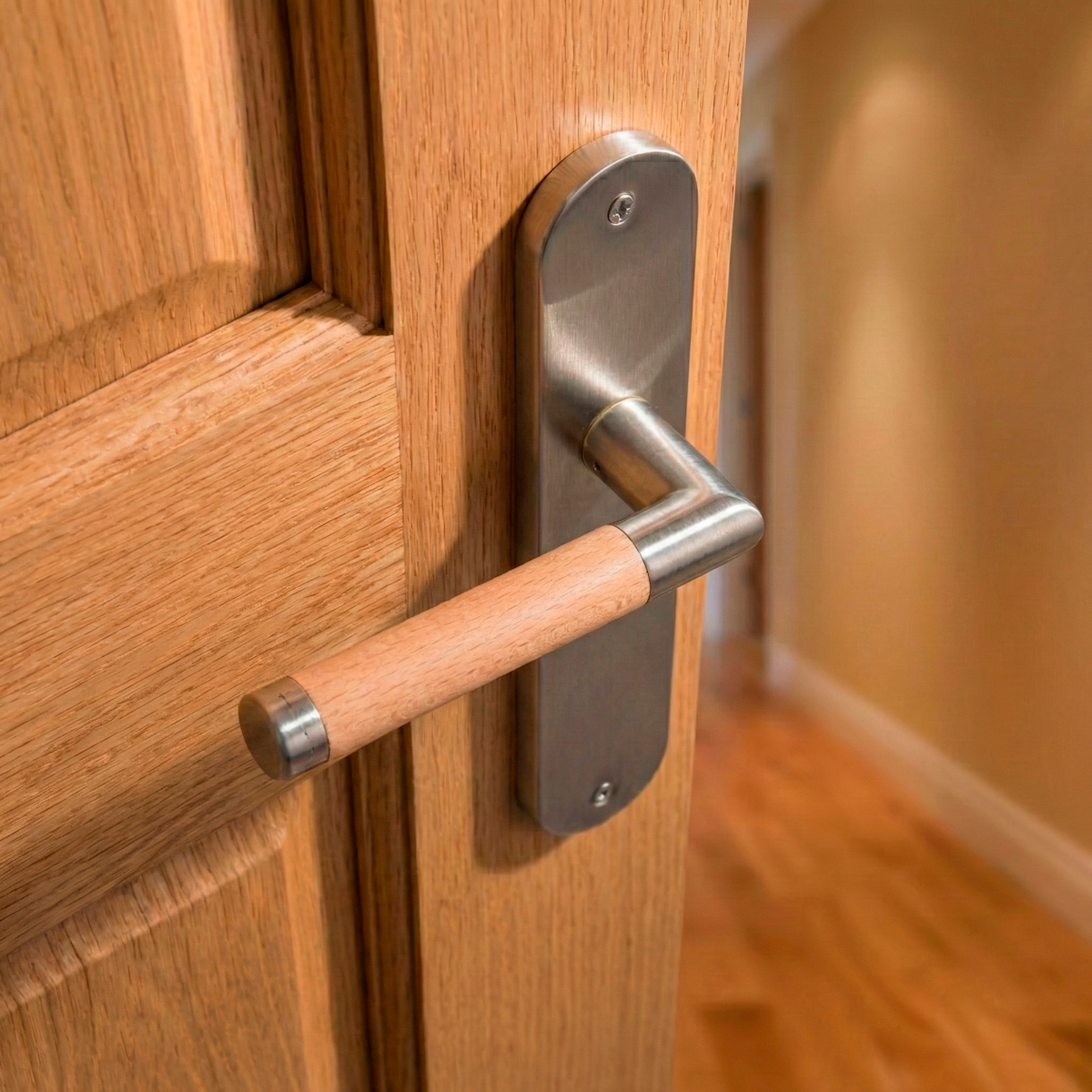 Avantgardistische Türklinke Modell '1003' mit ovalem Langschild aus Edelstahl und Holz für Türen