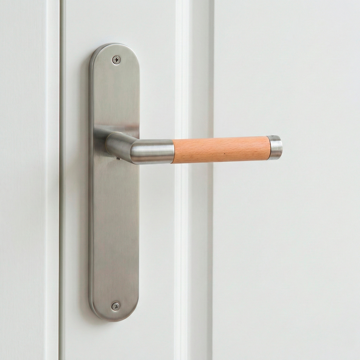 Avantgardistische Türklinke Modell '1003' mit ovalem Langschild aus Edelstahl und Holz für Türen