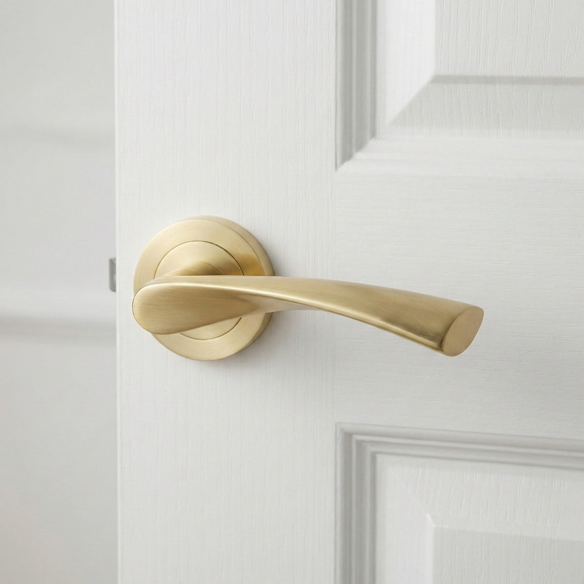 Türklinke Modell '136A' goldfarben aus Aluminium mit runder Rosette für Holztüren