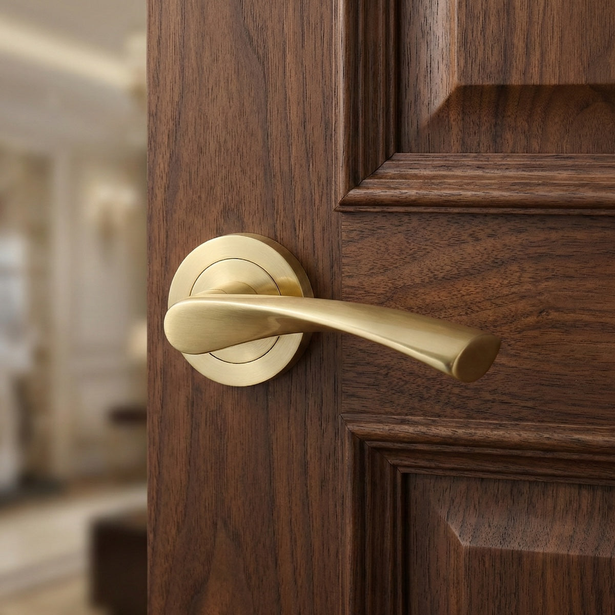 Türklinke Modell '136A' goldfarben aus Aluminium mit runder Rosette für Holztüren