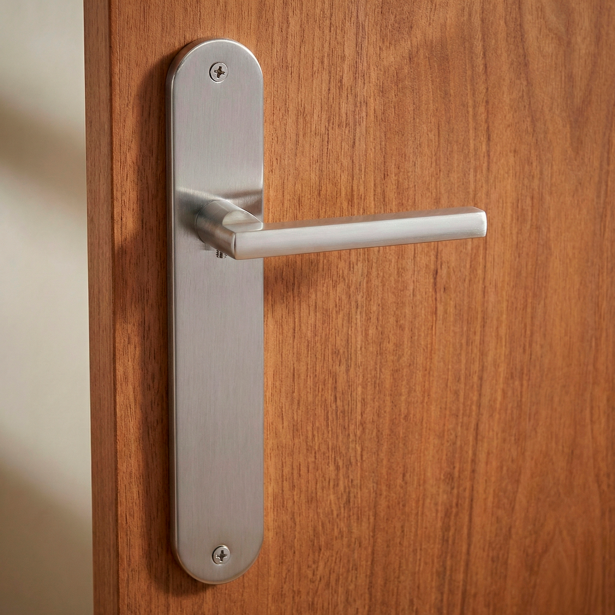 Klassische Türklinke Modell '530' aus Aluminium mit ovalem Langschild in satiniertem Nickel für Türen