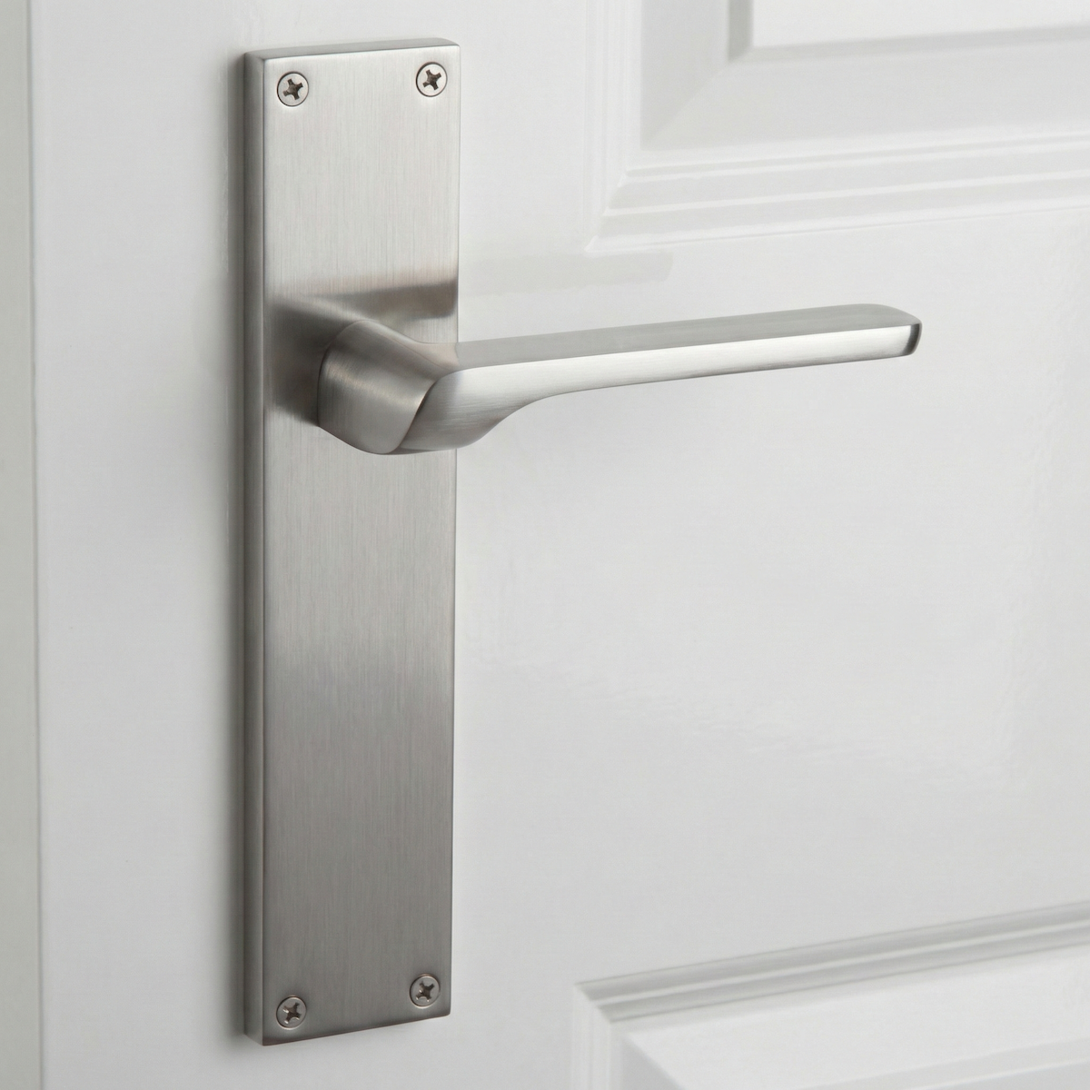 Türklinke Modell 559 mit rechteckigem Zamak-Schild in satiniertem Nickel-Finish für Türen