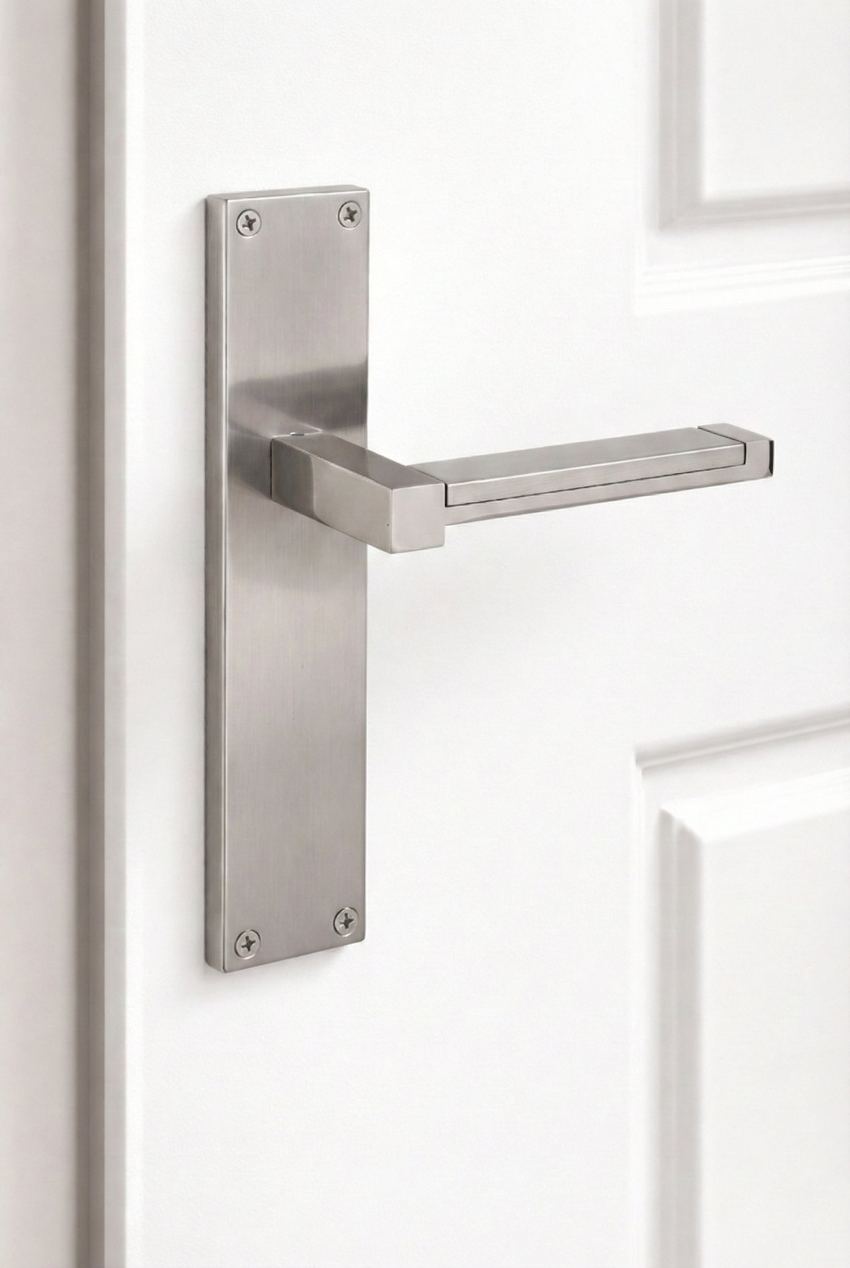 Türklinke Modell 610 mit rechteckigem Zamak-Schild in satiniertem Nickel-Finish für Türen