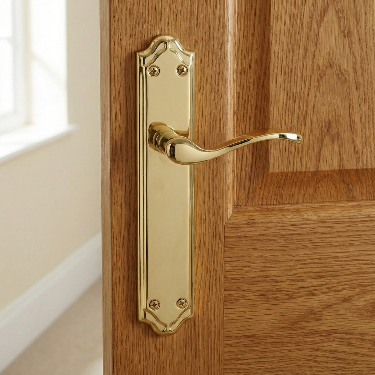 Türklinke Modell LOREA PB mit glänzend goldener Platte aus Aluminium für Türen