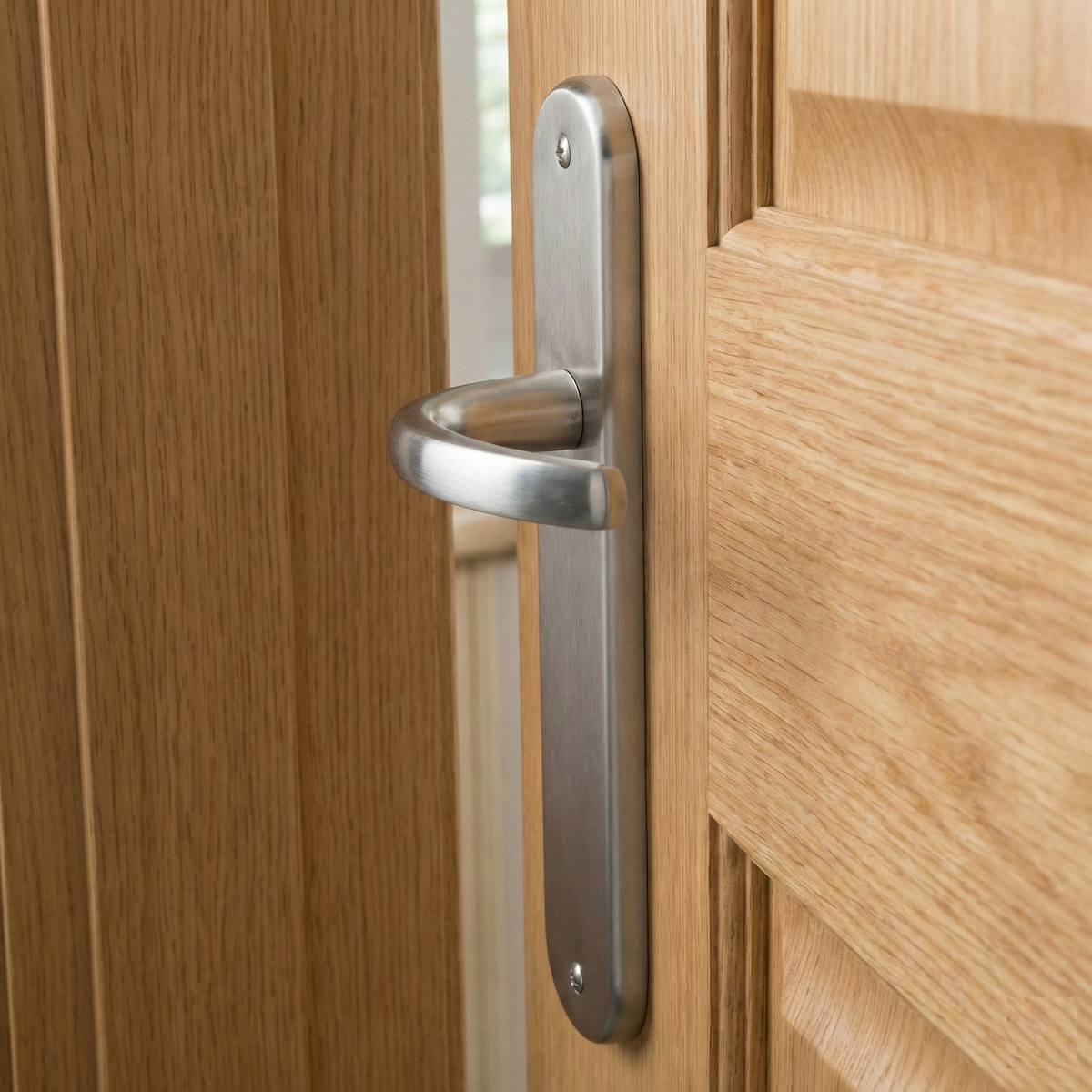 Türklinke Modell '110' aus Zamak mit ovalem Schild in satiniertem Nickel für Türen
