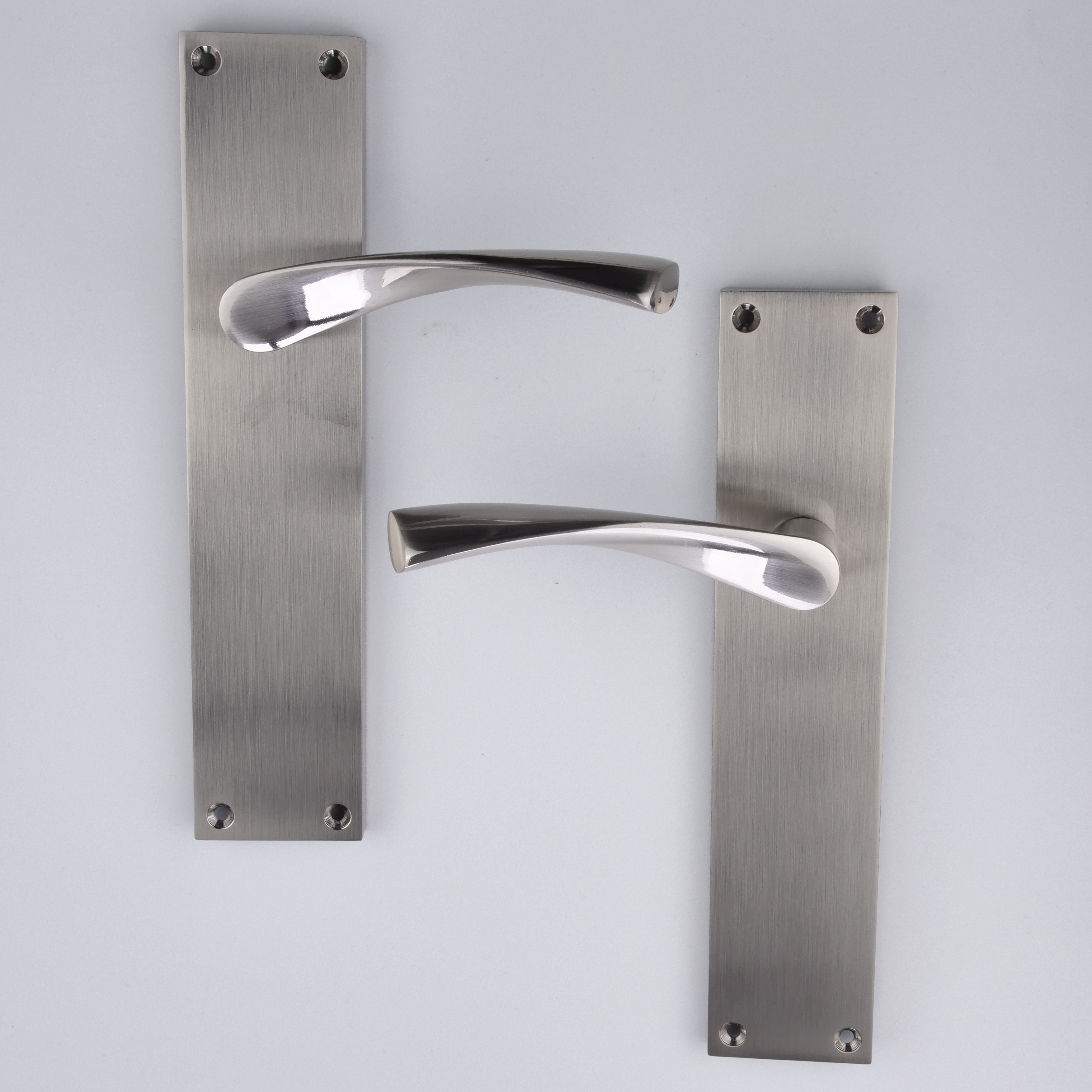 Türklinke Welle mit rechteckigem Aluminiumschild für Türen in satiniertem Nickel, Modell '130A'