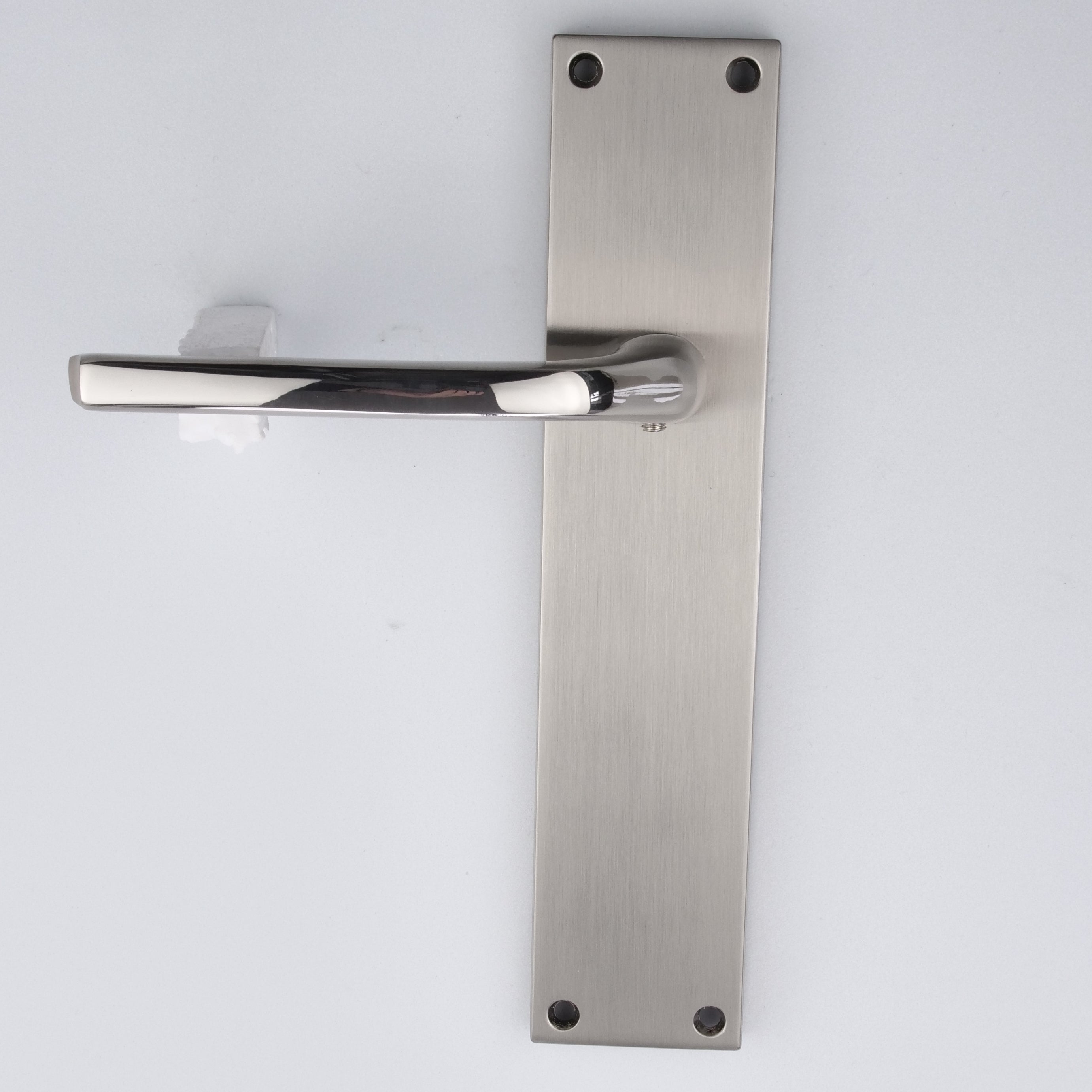 Türklinke Modell '730' aus Zamak mit rechteckigem Schild in Nickel kombiniert für Türen