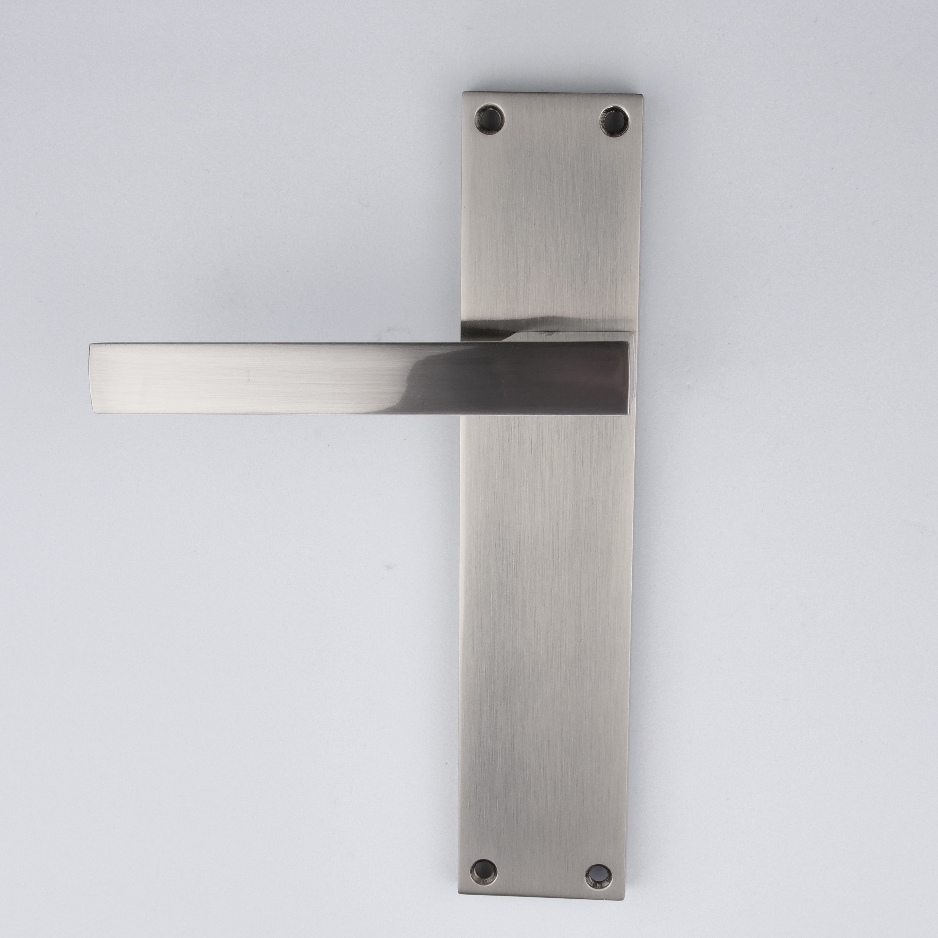 Türklinken Modell '220' mit rechteckiger Zamak-Platte für Türen in satiniertem Nickel-Finish