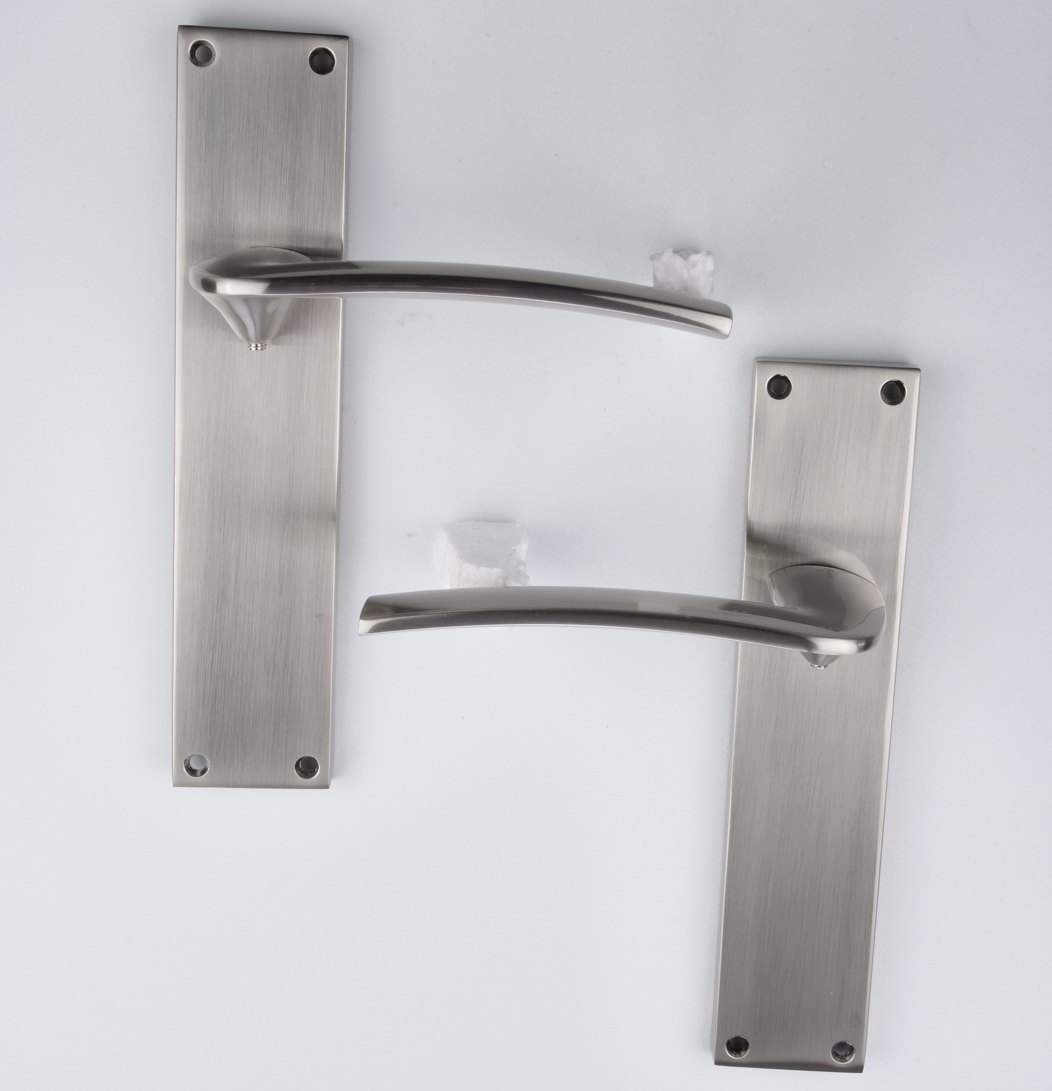 Türklinke Modell '340' mit rechteckigem Schild für Türen aus Zamak, satiniertes Nickel-Finish