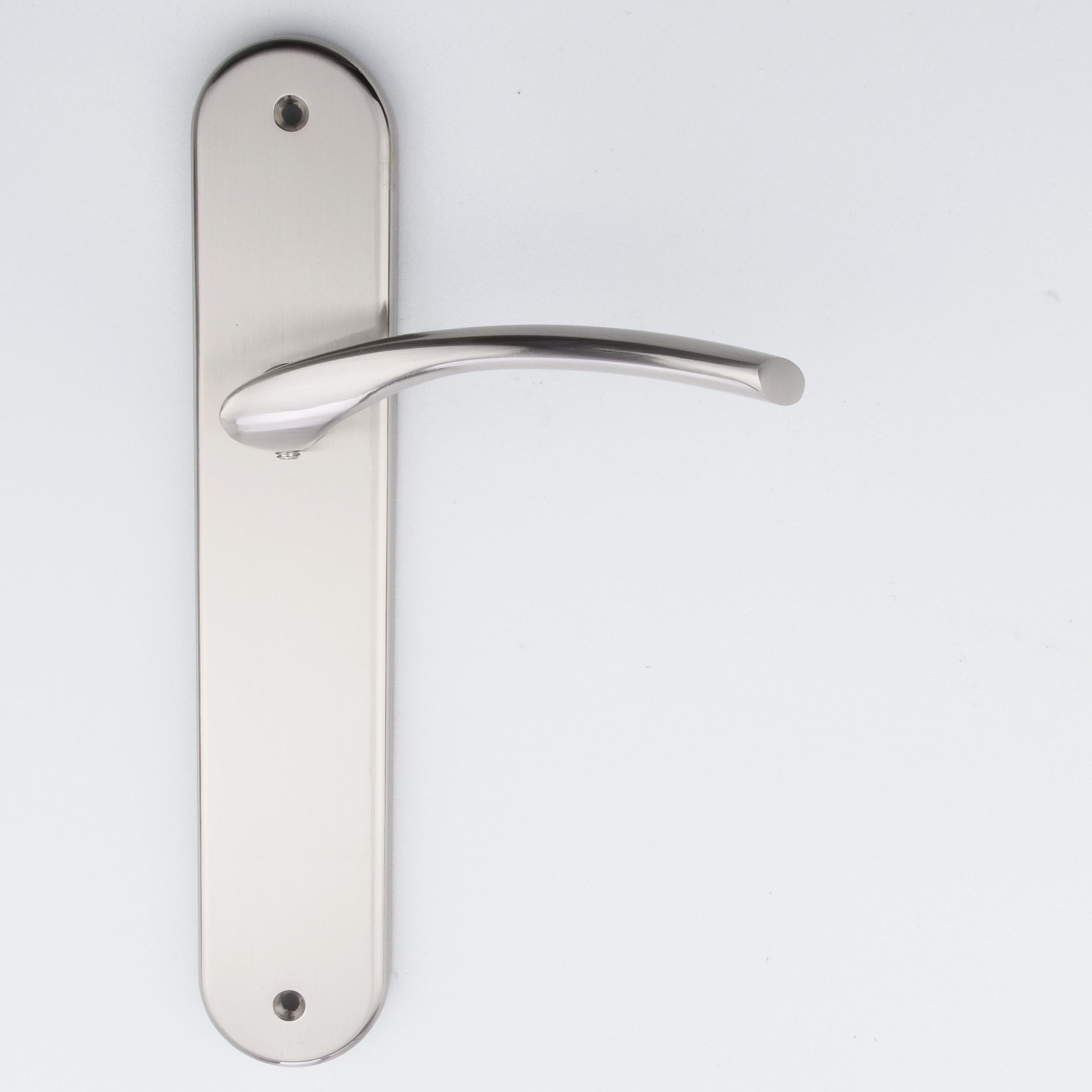 Türklinke Modell '553' aus Zamak mit ovaler Rosette in satiniertem Nickel für Türen