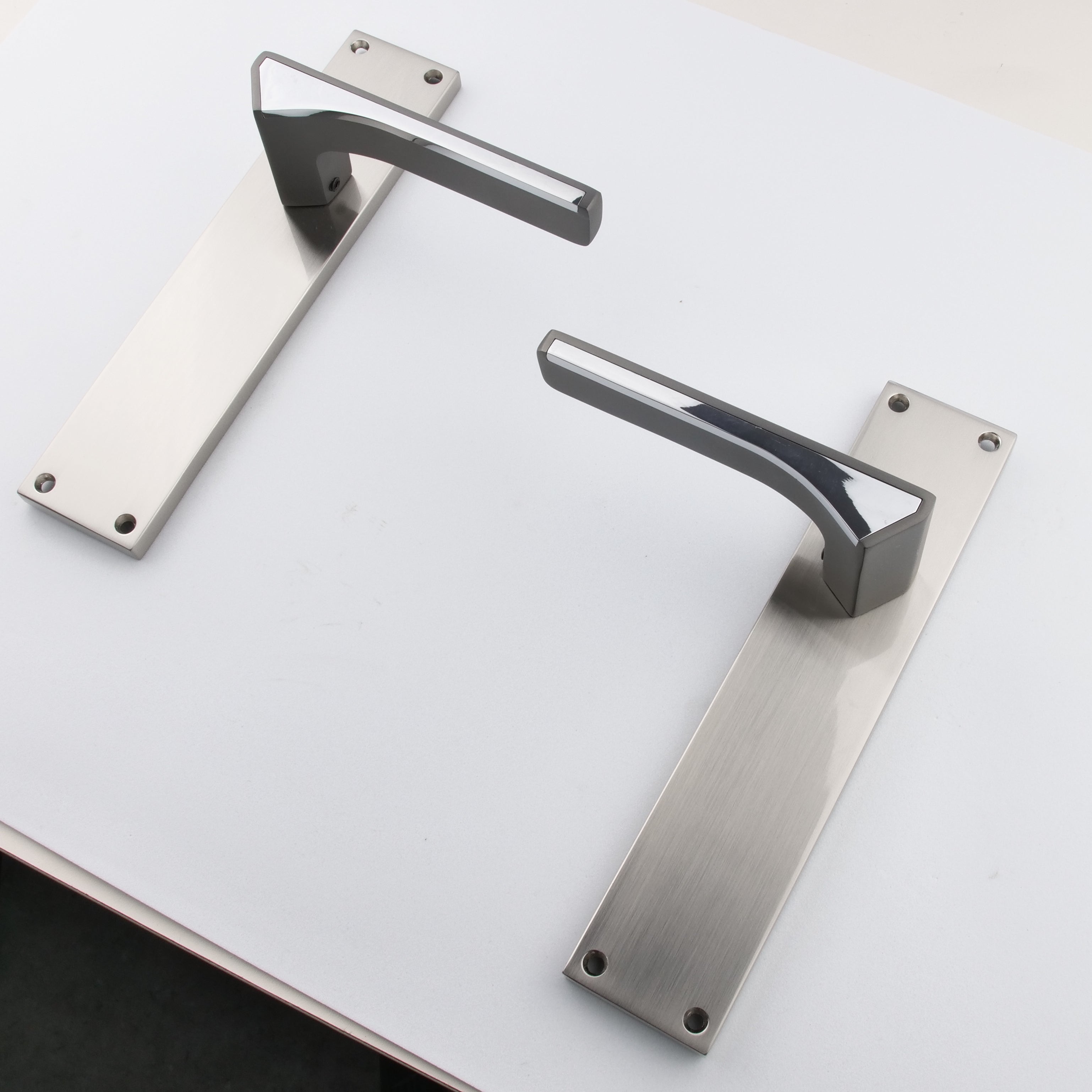 Türklinke Modell '748' aus Zamak mit rechteckigem Schild in Nickel satiniert und Graphit für Türen
