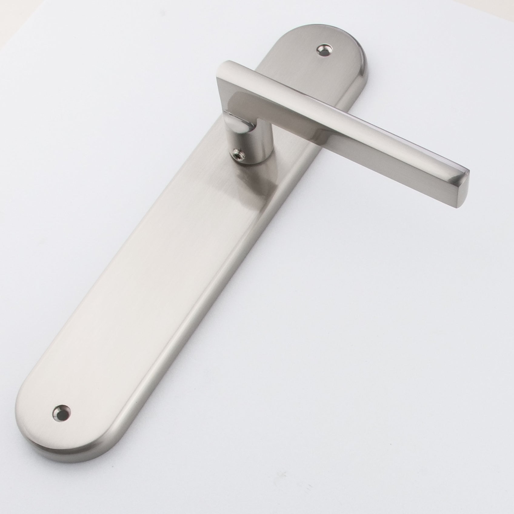 Klassische Türklinke Modell '530' aus Aluminium mit ovalem Langschild in satiniertem Nickel für Türen