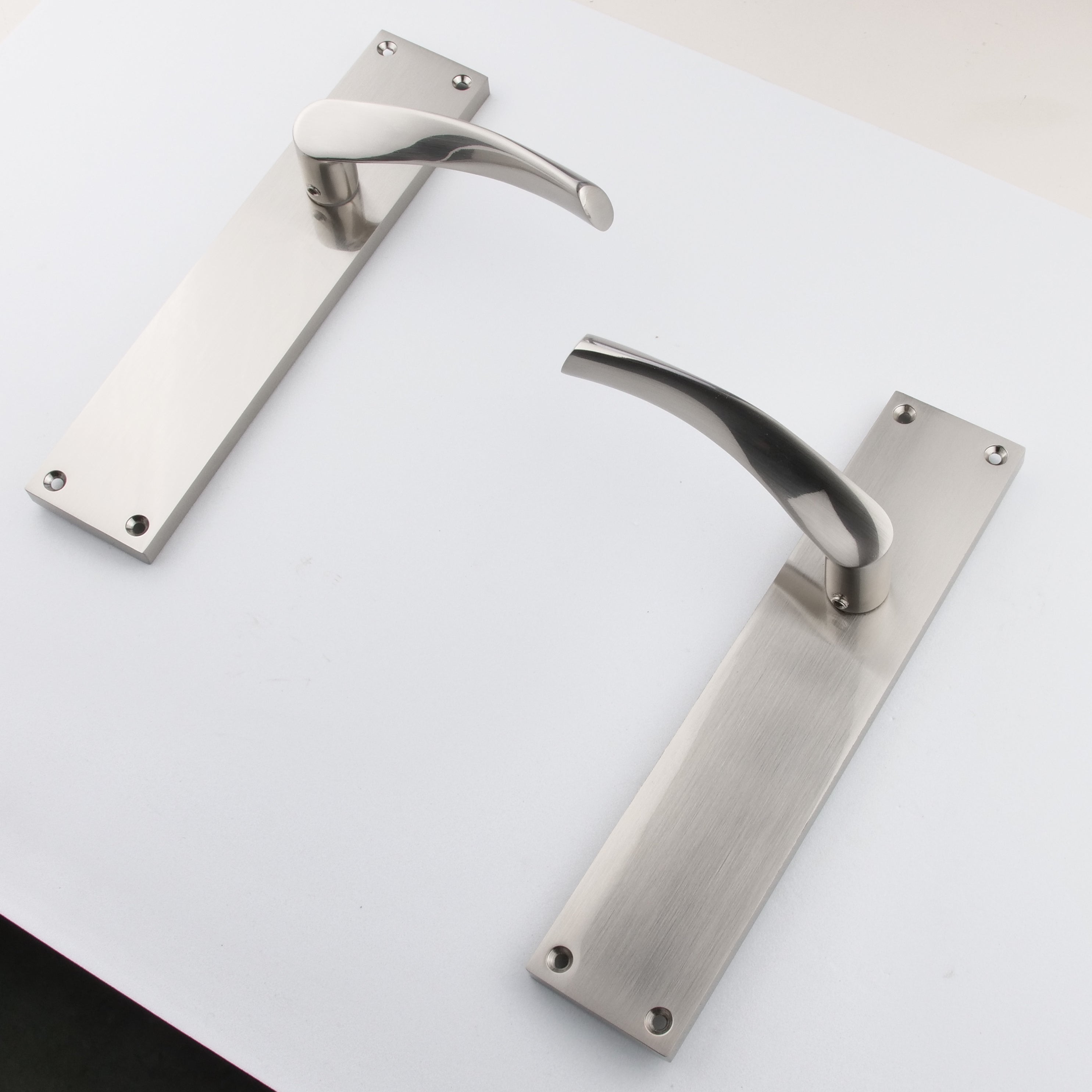Türklinke Welle mit rechteckigem Aluminiumschild für Türen in satiniertem Nickel, Modell '130A'