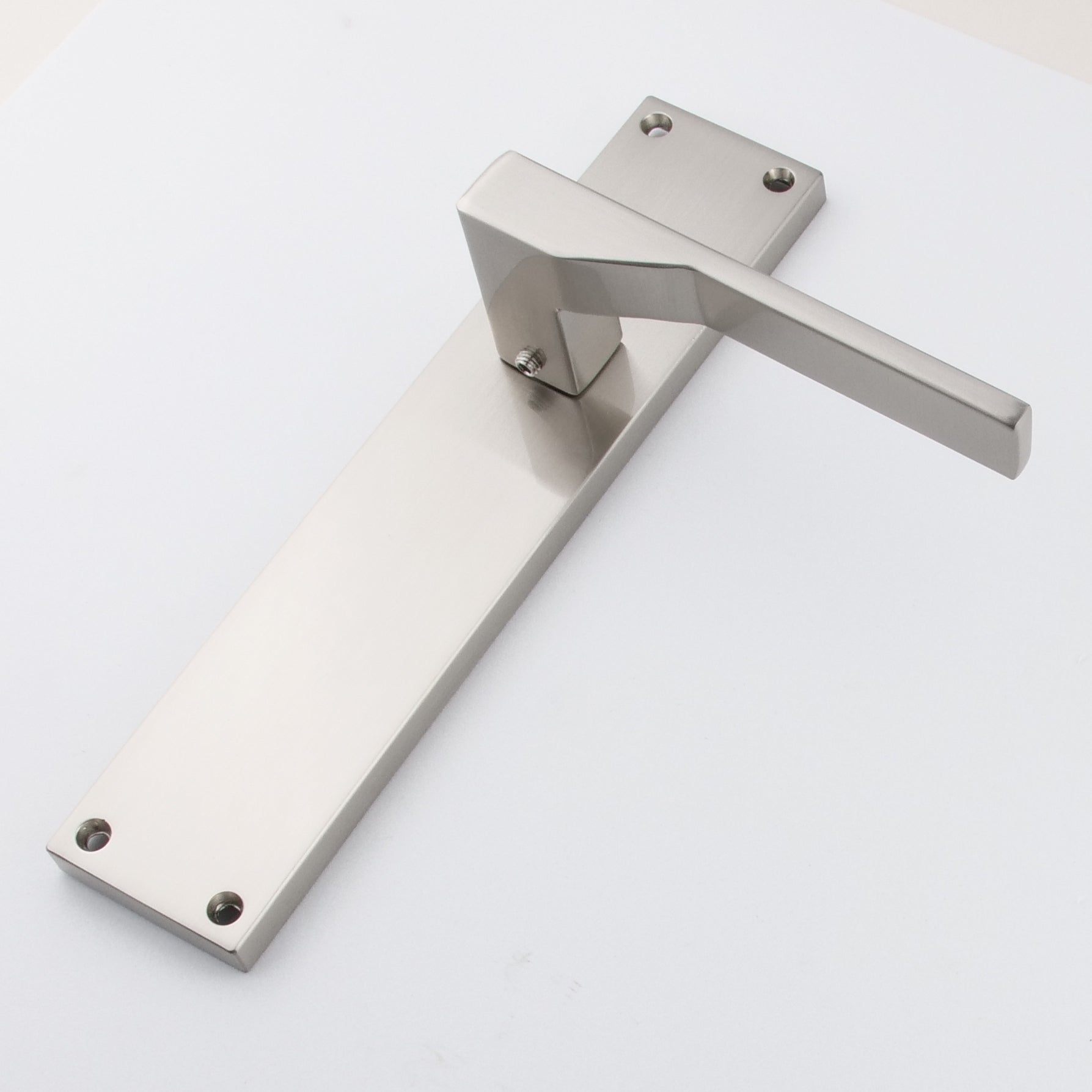Türklinke Modell '520' mit rechteckiger Zamak-Platte in satiniertem Nickel-Finish für Türen