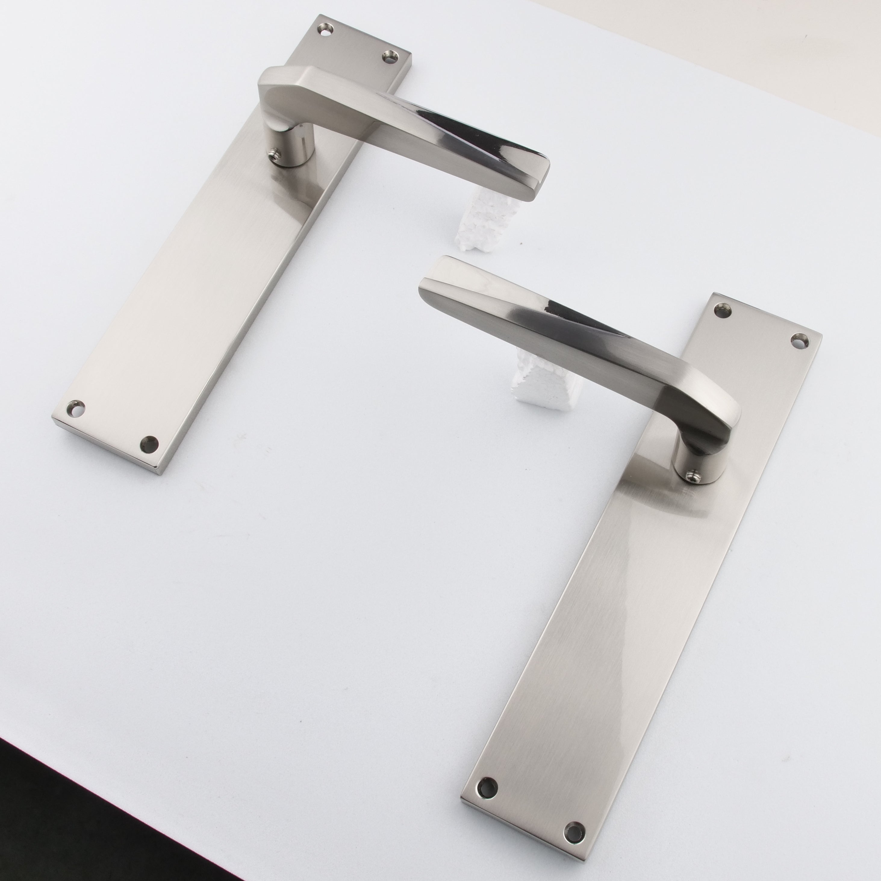Türklinke mit rechteckigem Zamak-Schild, satiniertem Nickel-Finish für Türen, Modell '208'