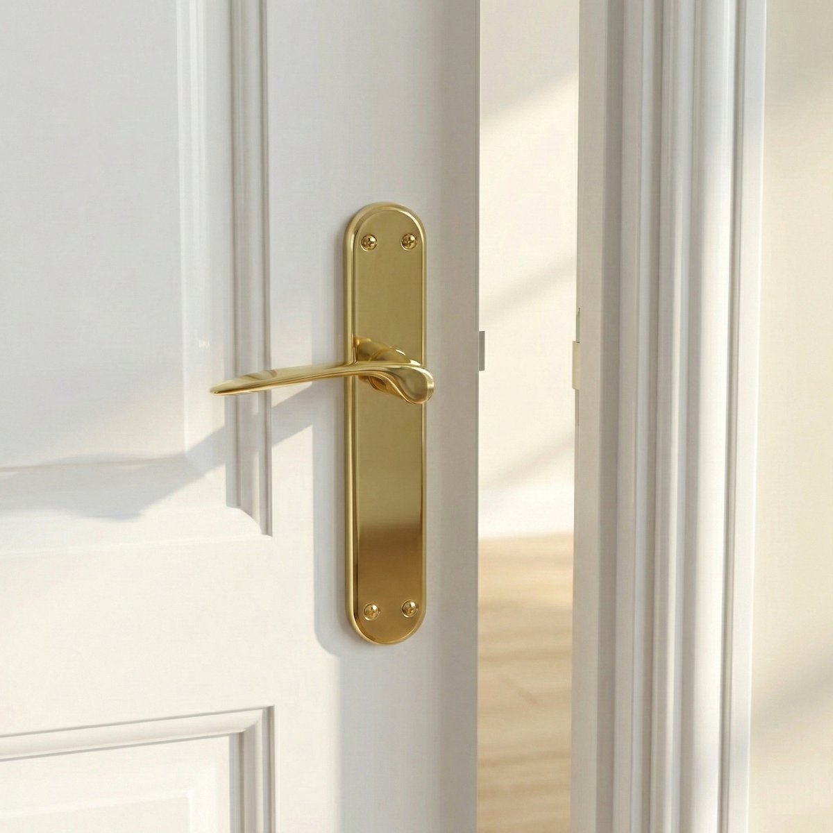 Türklinke mit ovaler Messingplatte in Gold-Finish Modell Pep für Türen