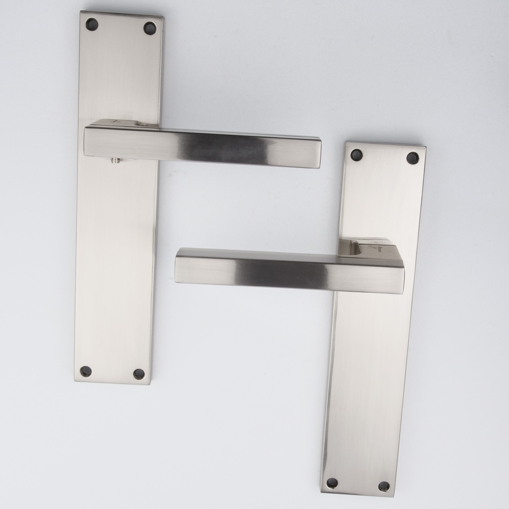 Moderne Türklinke aus Zamak, satiniertem Nickel und Space Grey mit rechteckigem Schild, Modell '840'