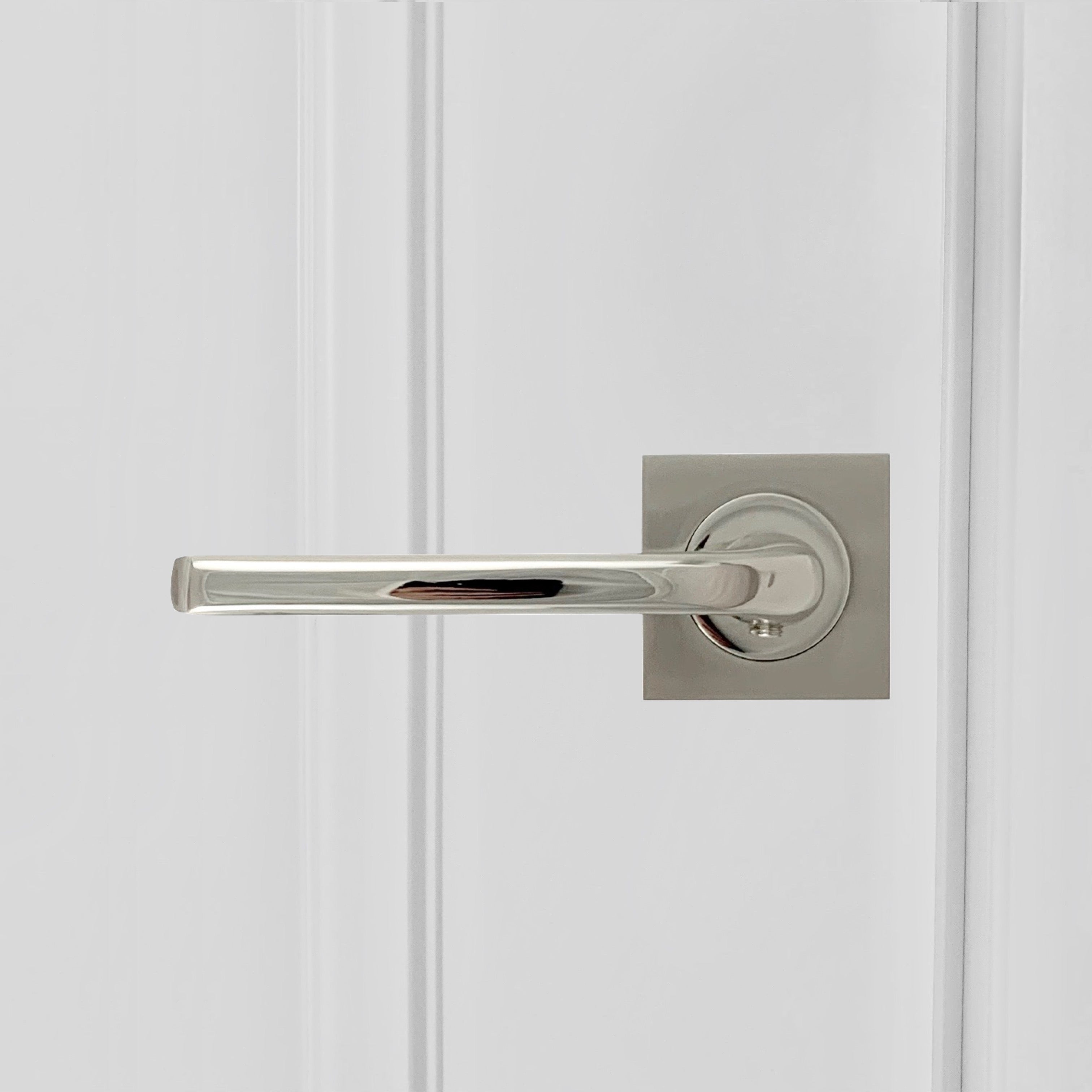 Manilla de zamak con roseta cuadrada acabado bicolor para puertas lacadas blancas modelo 730