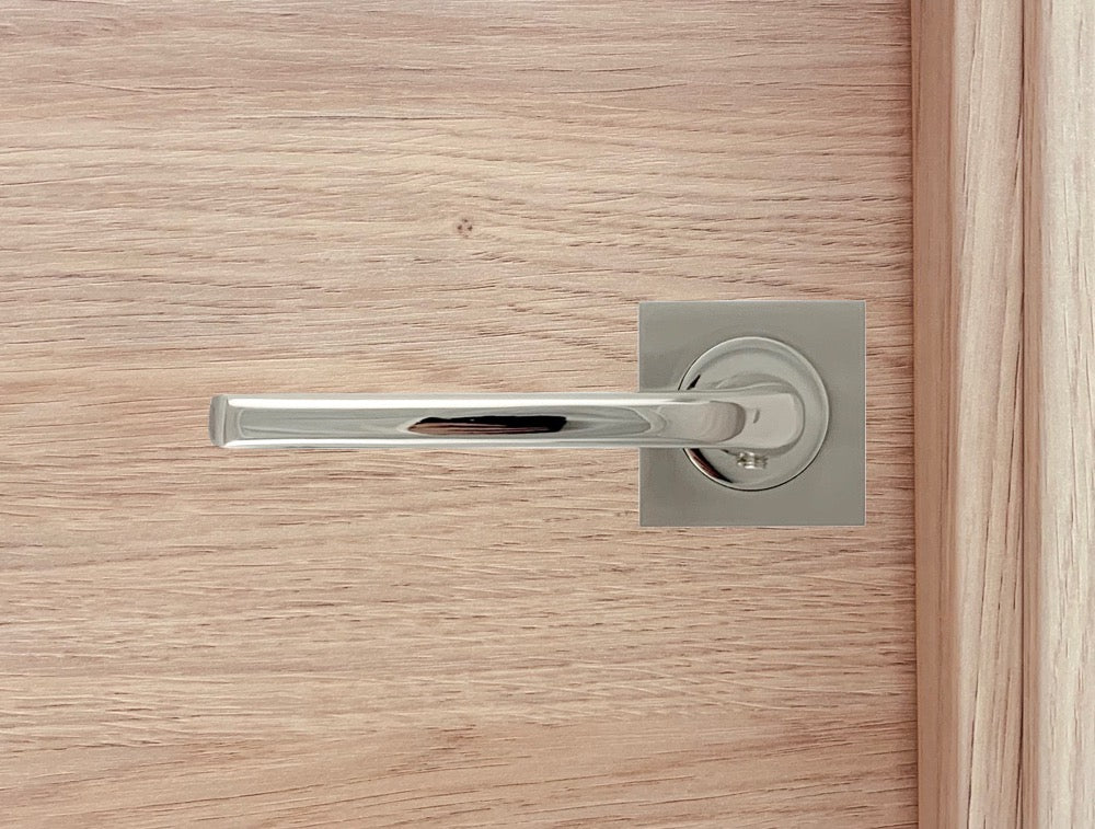 Manilla de zamak con roseta cuadrada acabado bicolor para puertas de madera modelo 730