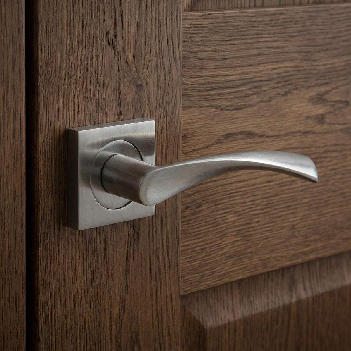 Türklinke '130A' aus Aluminium in satiniertem Nickel mit quadratischer Rosette für Türen