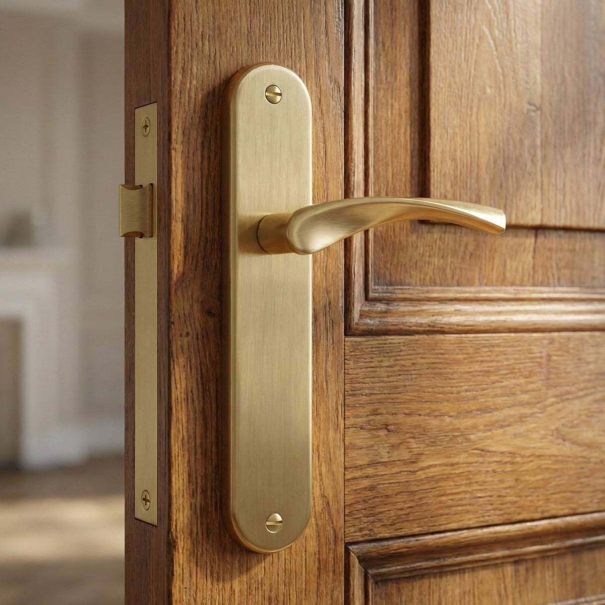 Türklinke Modell '136' mit ovalem Zamak-Schild in satiniertem Gold-Finish