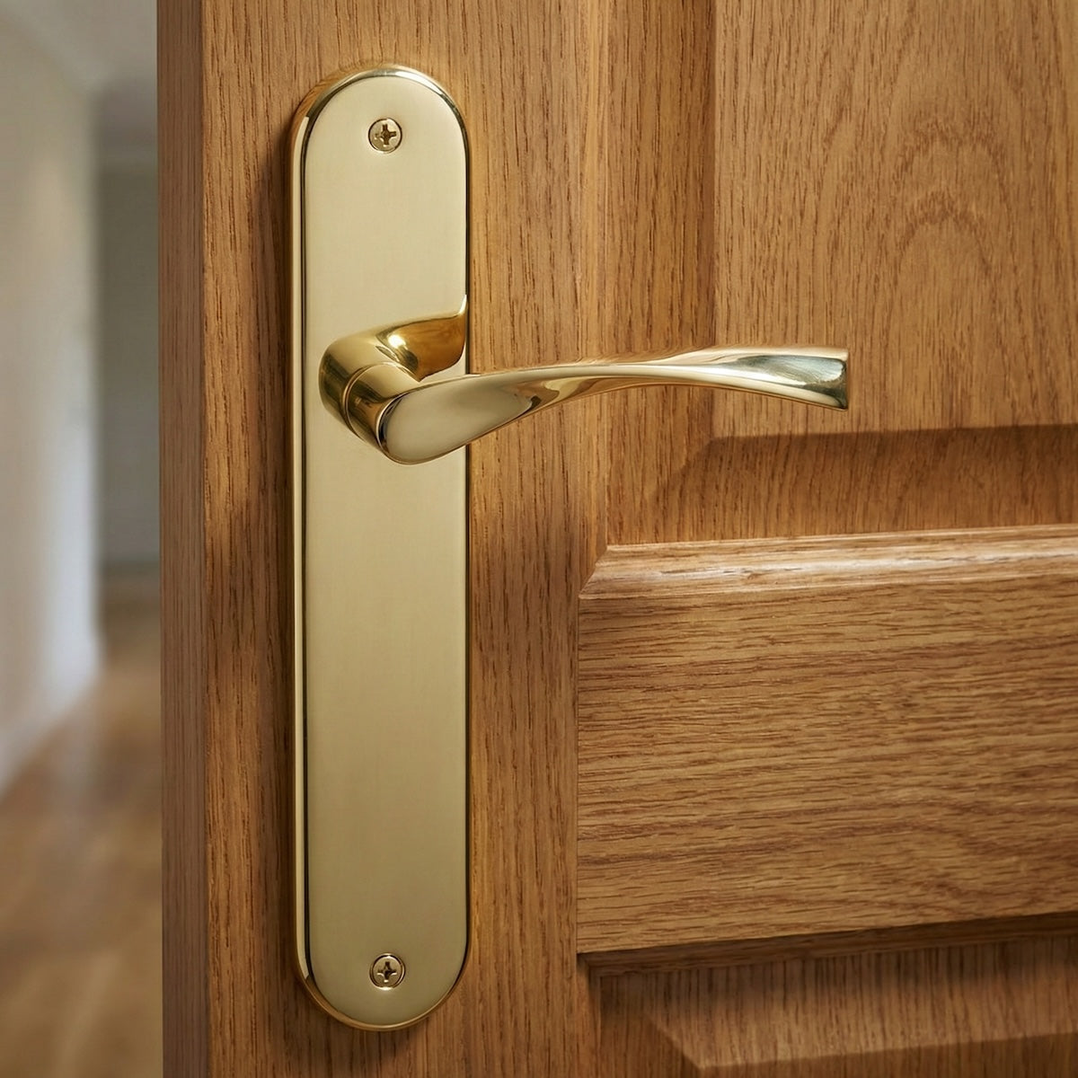 Türklinke Modell '130' aus Zamak mit ovalem Schild in glänzendem Gold-Finish für Türen