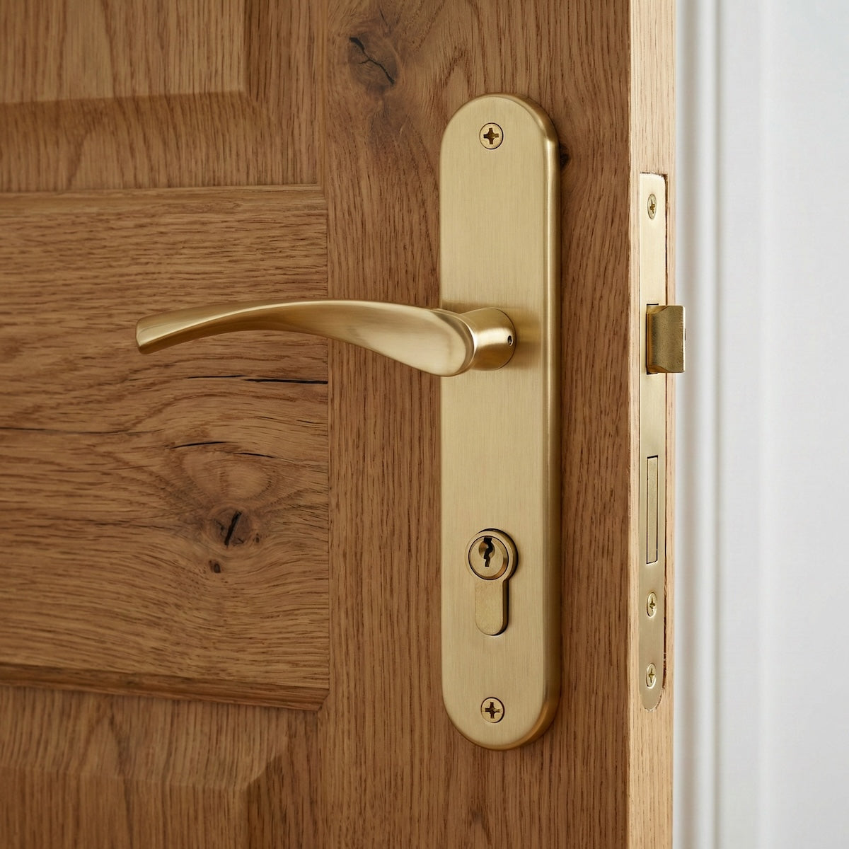Türklinke Modell '136' mit ovalem Zamak-Schild in satiniertem Gold-Finish