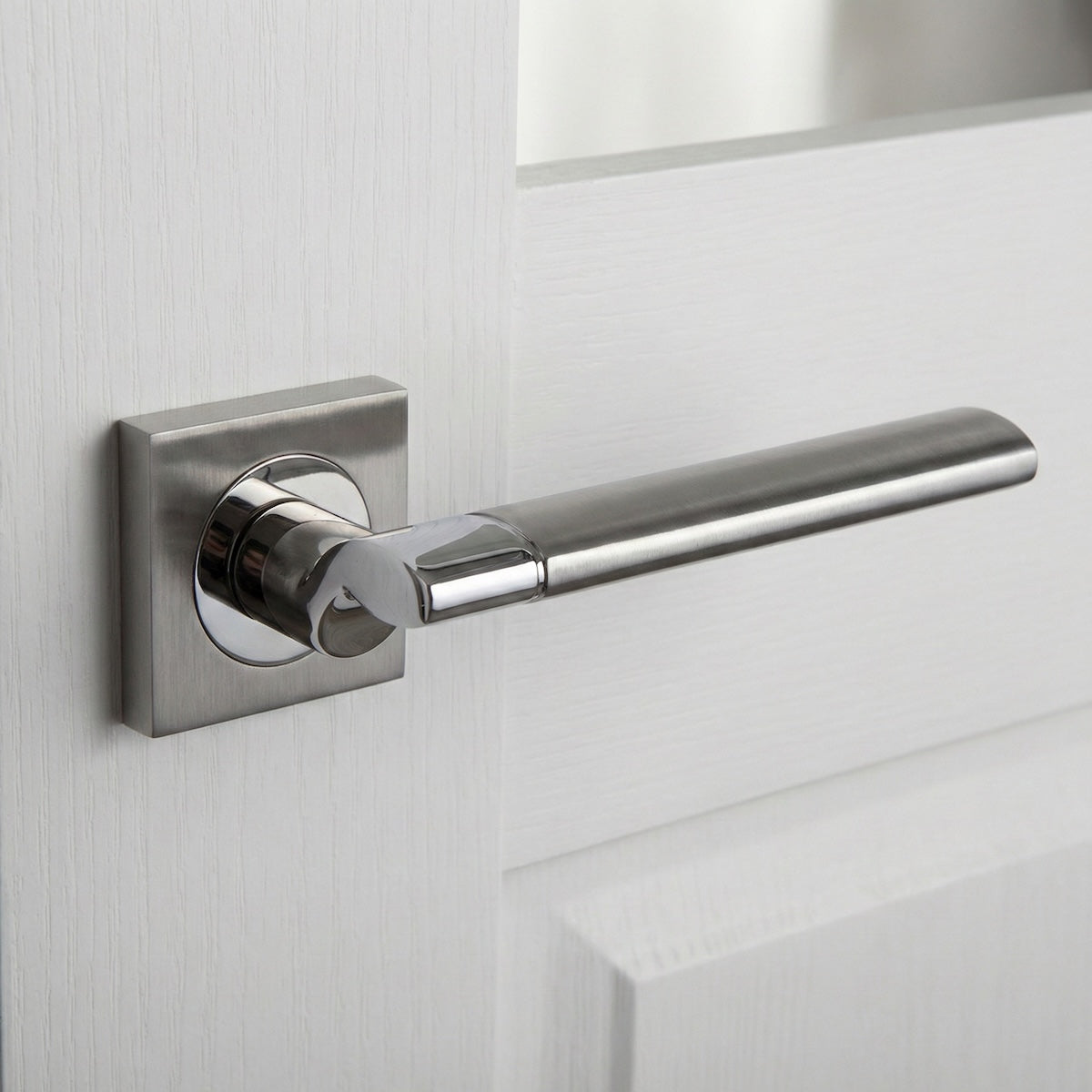 Türklinke Macha aus Aluminium mit quadratischer Rosette in Nickel kombiniert
