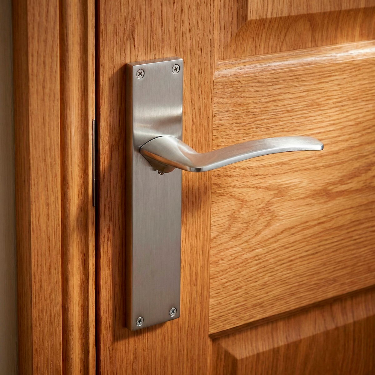 Türklinke Modell '340' mit rechteckigem Schild für Türen aus Zamak, satiniertes Nickel-Finish
