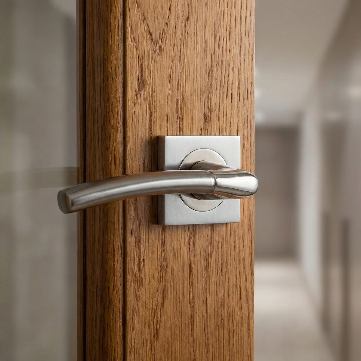 Türklinke Modell '430A' aus Aluminium für Türen in Nickel kombiniert