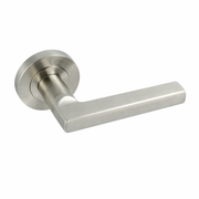 Türklinke Rental '530A' mit runder Rosette aus Aluminium für Türen, satiniertes Nickel-Finish