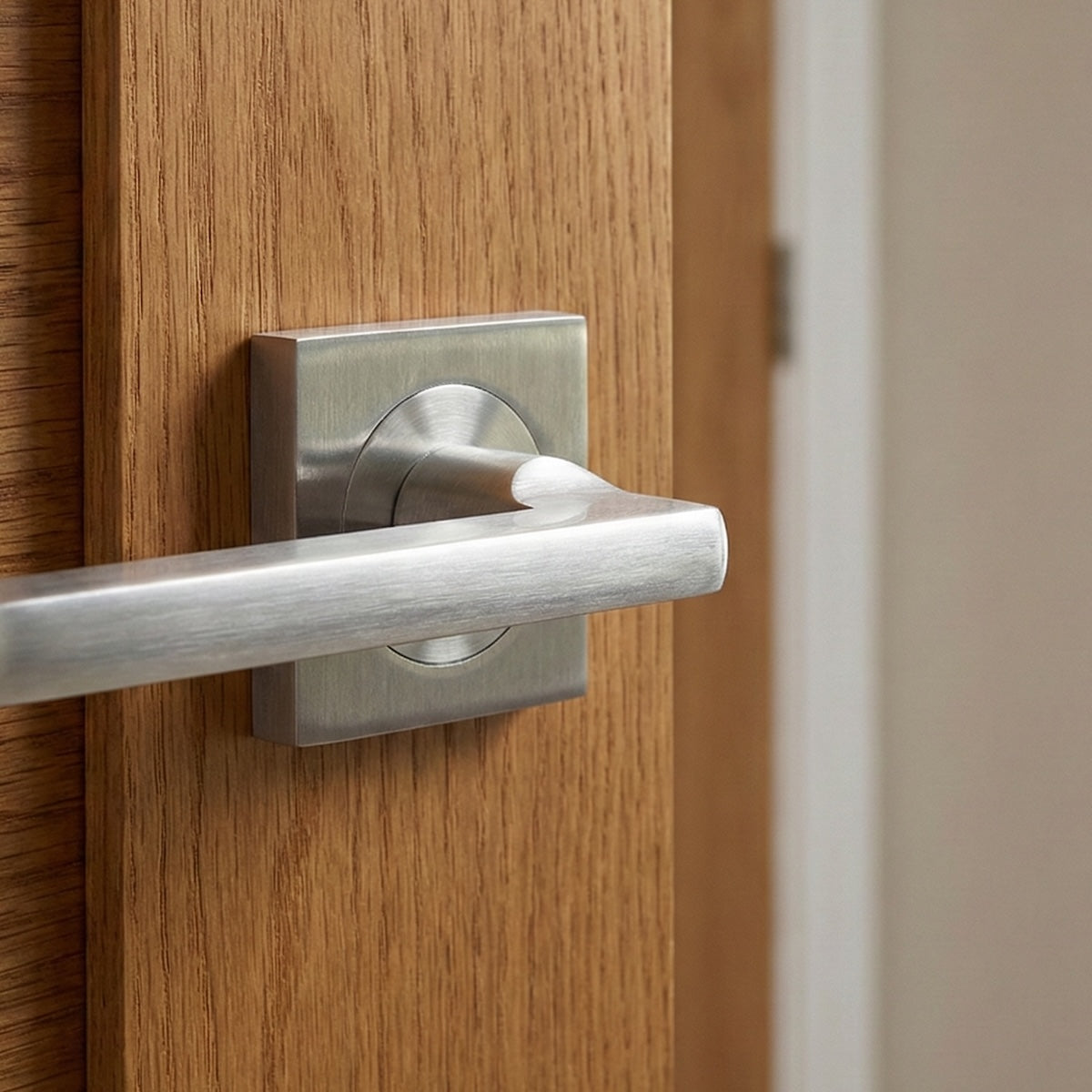 Türklinke Modell Rental '530A' mit quadratischer Rosette aus Aluminium, Oberfläche satiniertes Nickel