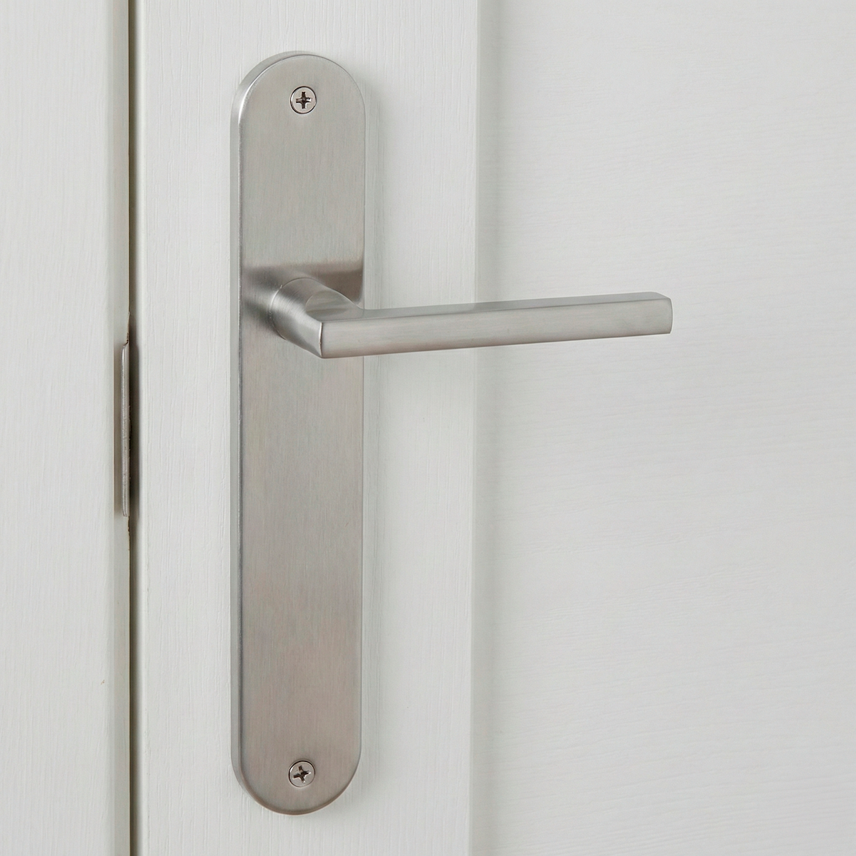 Klassische Türklinke Modell '530' aus Aluminium mit ovalem Langschild in satiniertem Nickel für Türen