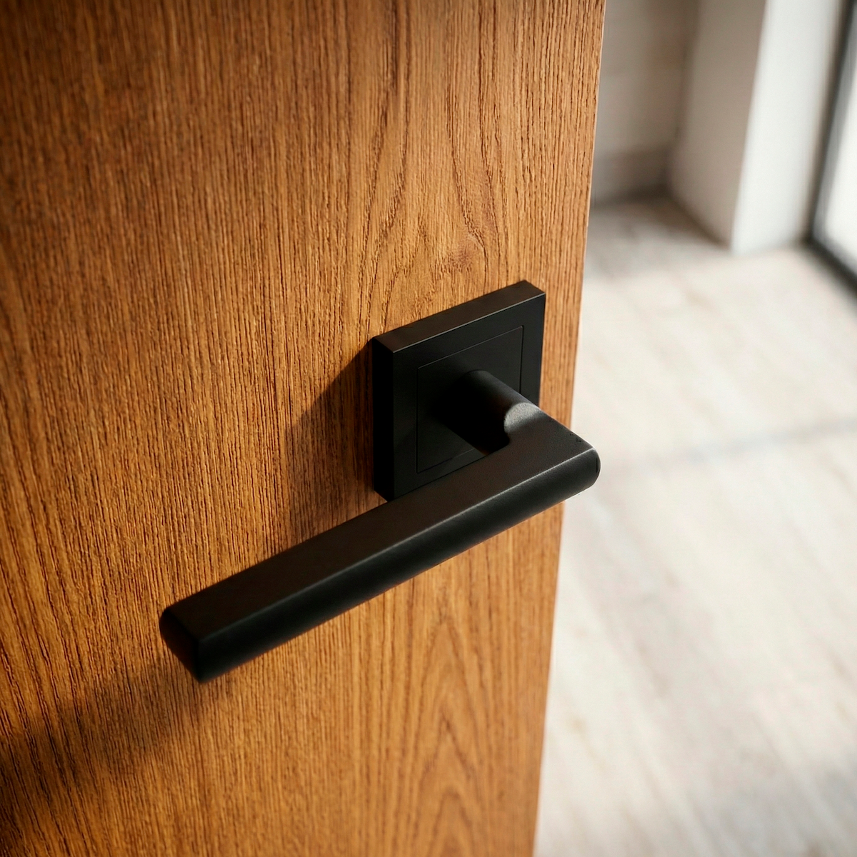 Türklinke Modell '530' aus Aluminium mit quadratischer Rosette in Schwarz für Türen