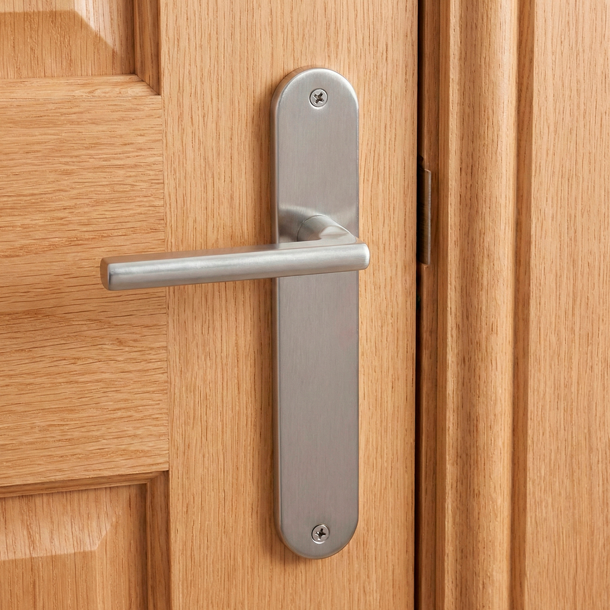 Klassische Türklinke Modell '530' aus Aluminium mit ovalem Langschild in satiniertem Nickel für Türen
