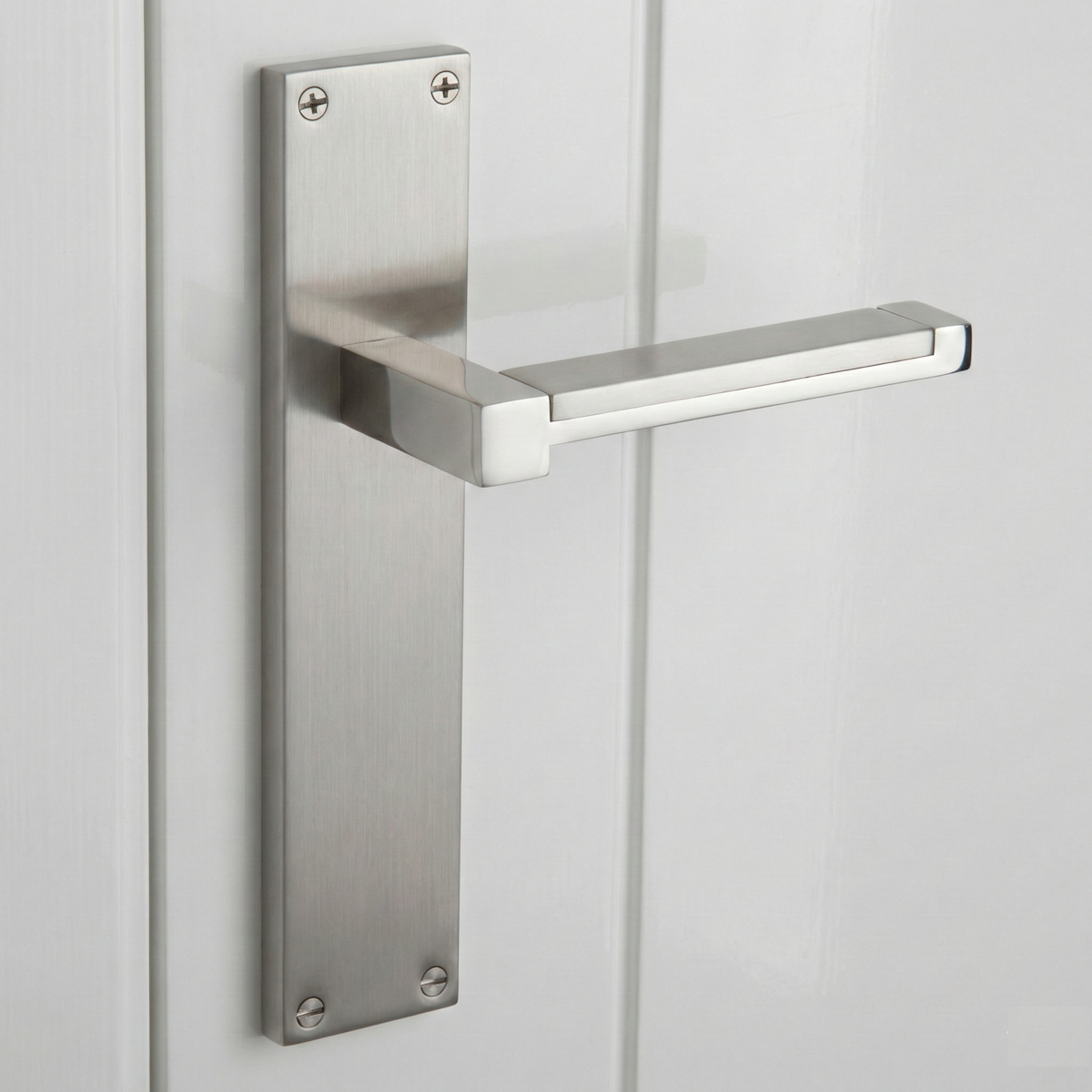 Türklinke Modell 610 mit rechteckigem Zamak-Schild in satiniertem Nickel-Finish für Türen