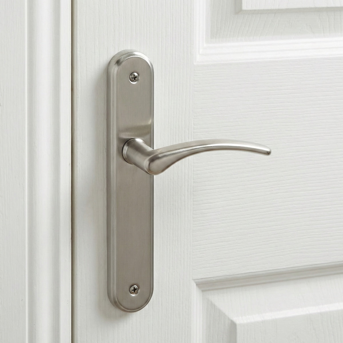 Türklinke Modell '6331' aus Zamak mit ovalem Schild in satiniertem Nickel-Finish für Türen
