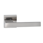 Türklinke Fobos aus Zamak mit quadratischer Rosette in satiniertem Nickel für Türen