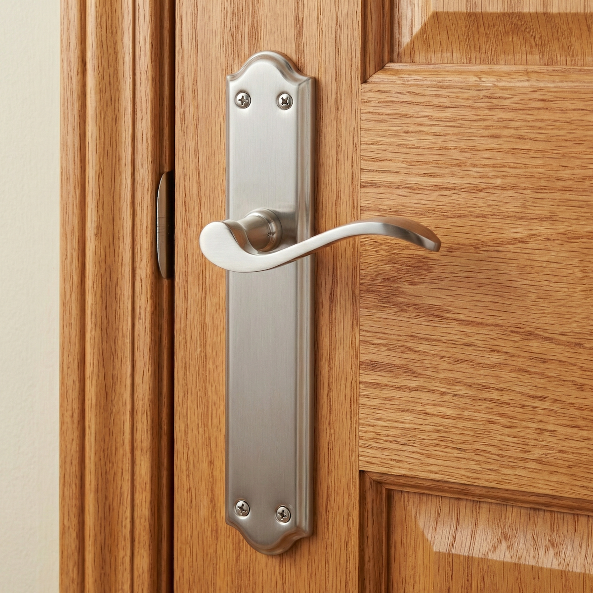 Türklinke Modell '1101' aus Zamak mit gebogenem Langschild, satiniertes Nickel-Finish für Türen