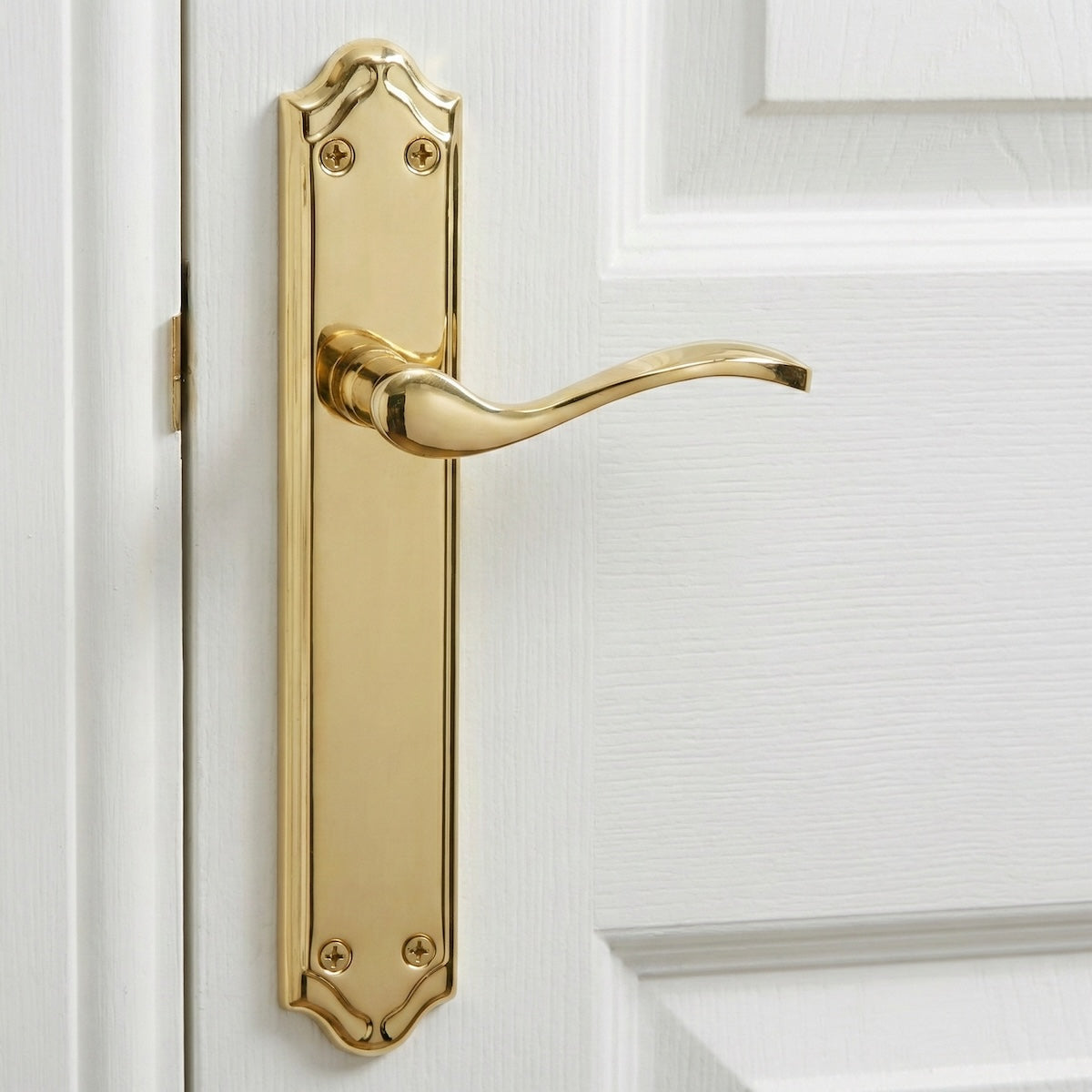Türklinke Modell LOREA PB mit glänzend goldener Platte aus Aluminium für Türen
