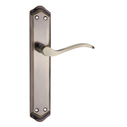 Türklinke Modell '881' rustikal, Leder-Finish, Aluminium mit gekrümmtem Langschild für Türen