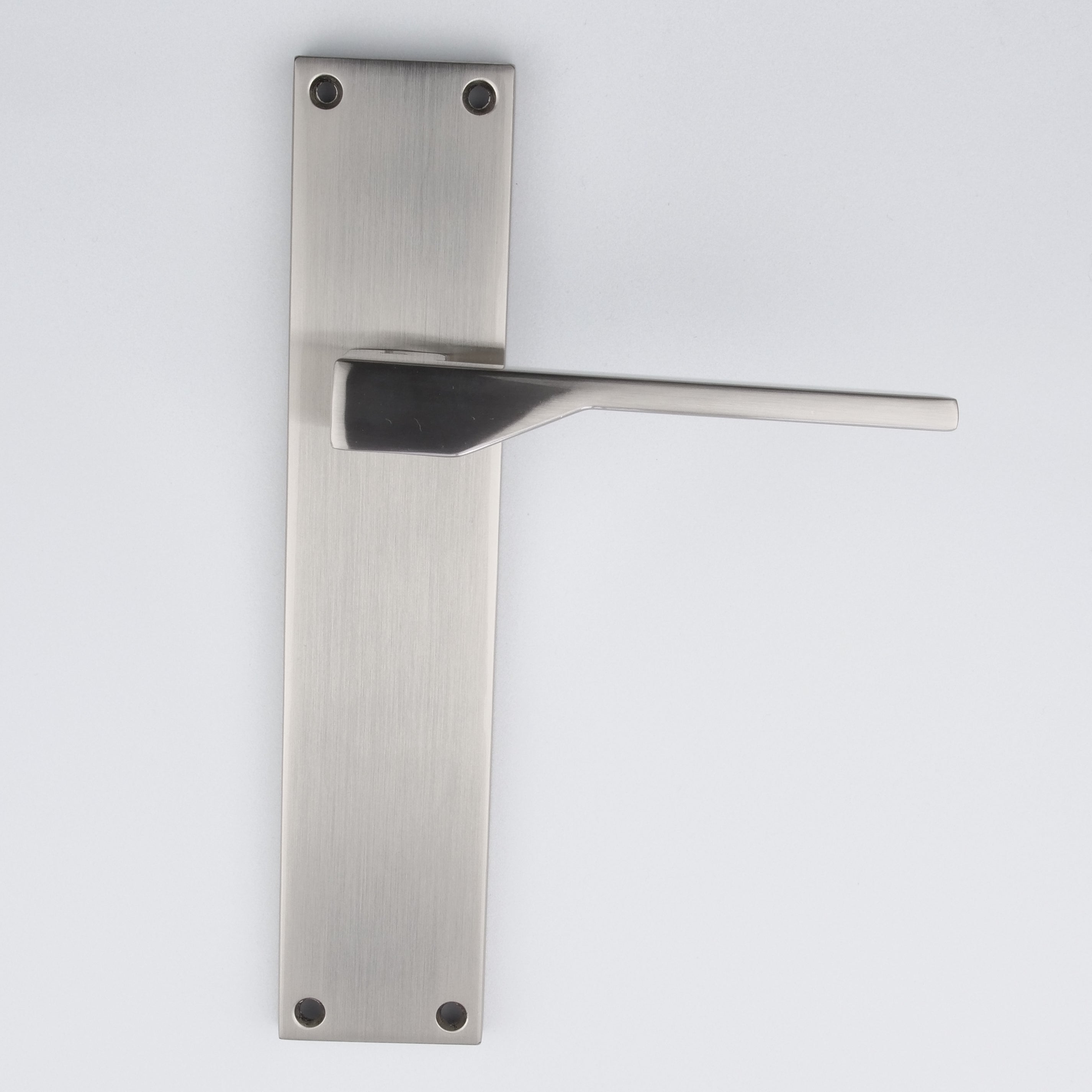 Türklinke Modell '520' mit rechteckiger Zamak-Platte in satiniertem Nickel-Finish für Türen