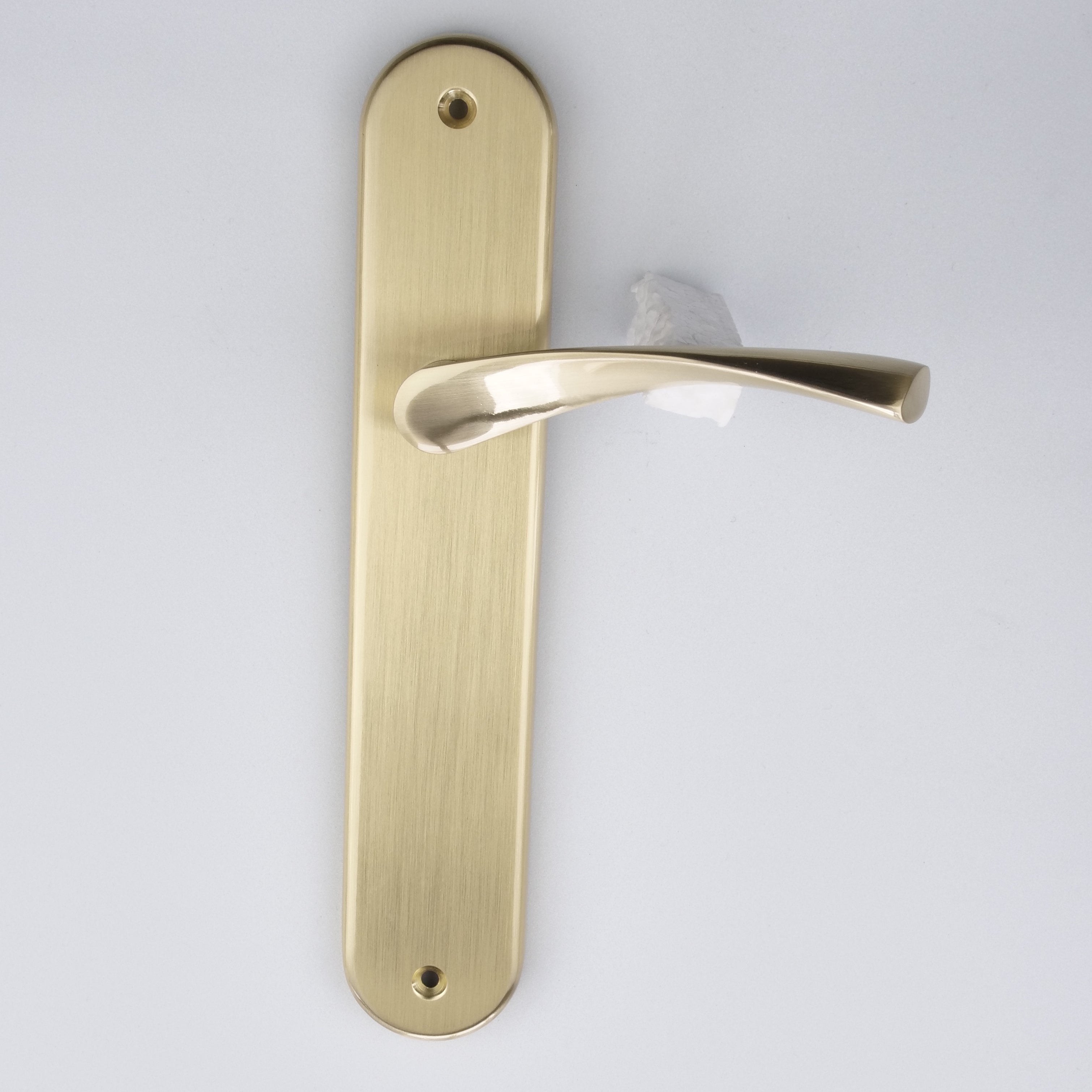Türklinke Modell '136' mit ovalem Zamak-Schild in satiniertem Gold-Finish