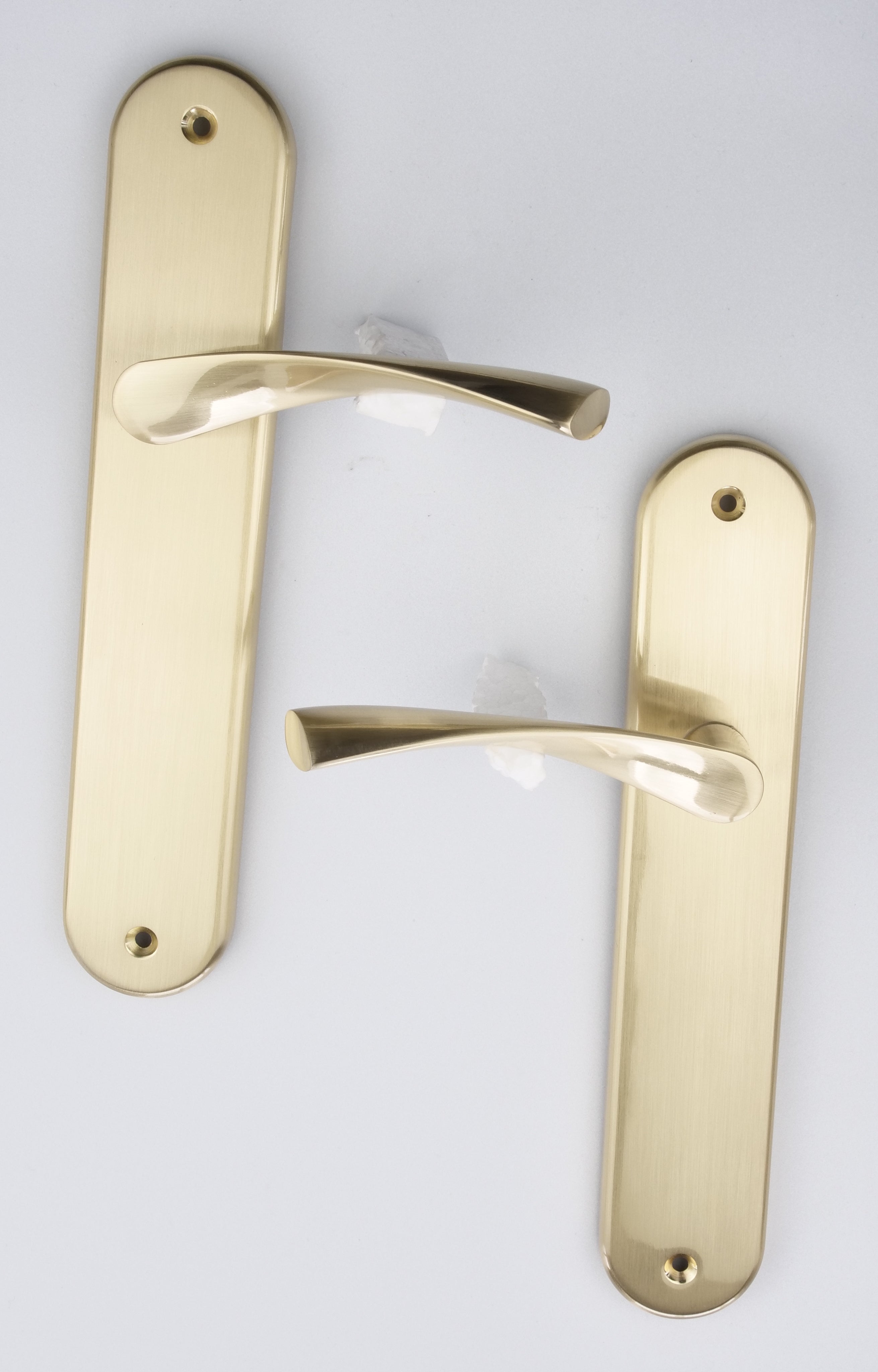 Türklinke Modell '136' mit ovalem Zamak-Schild in satiniertem Gold-Finish