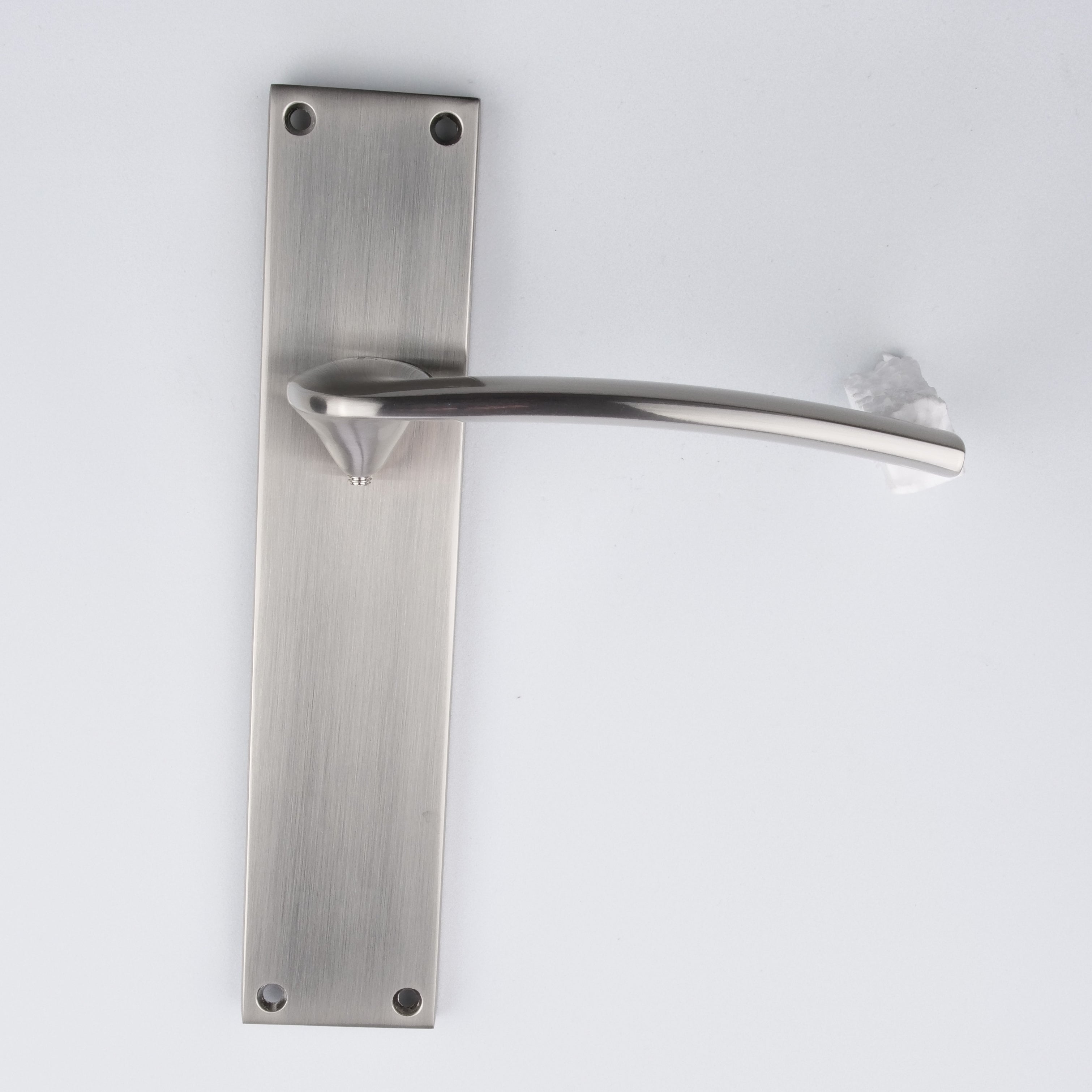 Türklinke Modell '340' mit rechteckigem Schild für Türen aus Zamak, satiniertes Nickel-Finish