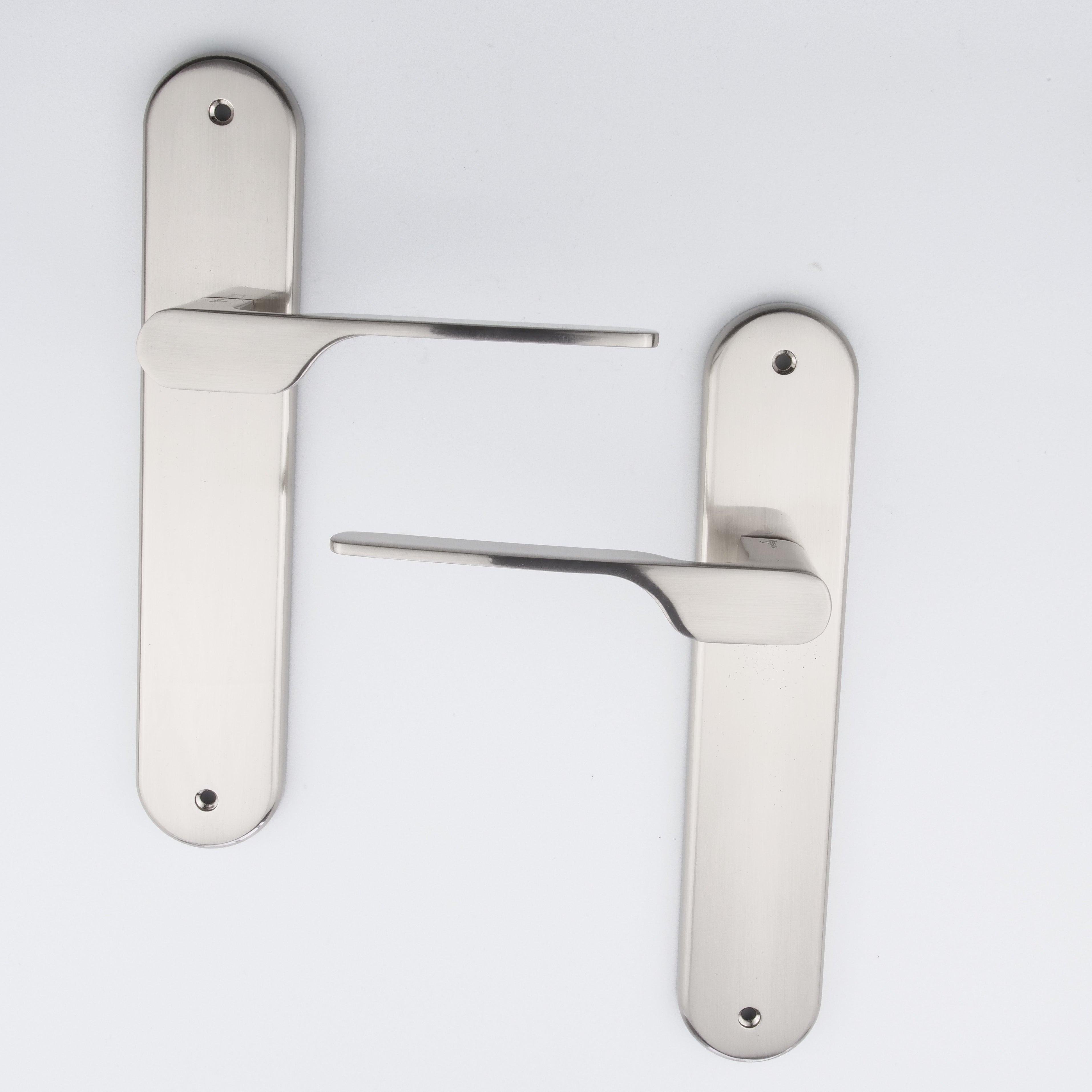 Türklinke Modell '640' mit ovalem Schild für Türen aus Zamak in satiniertem Nickel-Finish mit modernem Griff