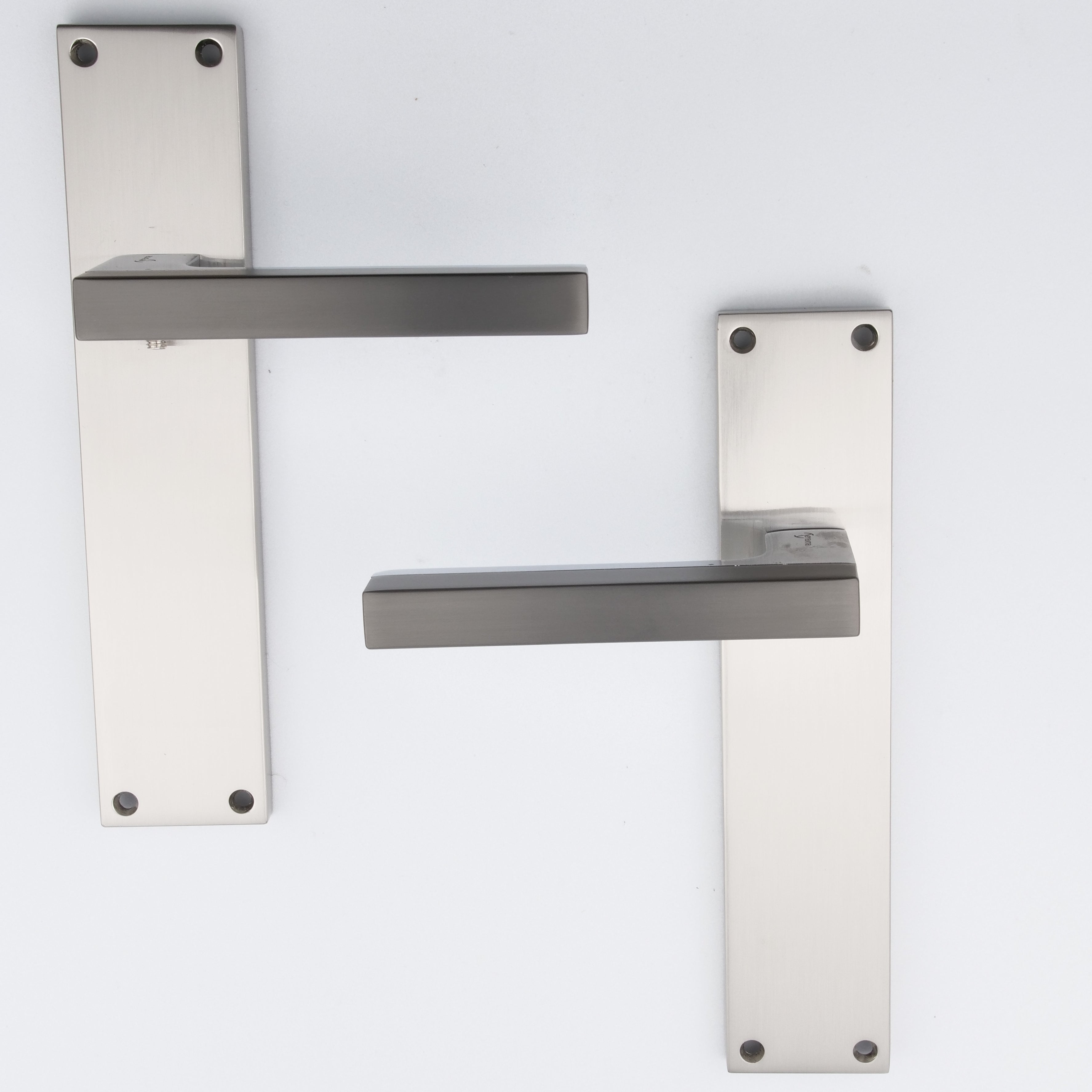 Türklinke Modell '848' aus Zamak für Türen mit rechteckigem Schild in Bicolor-Graphit-Finish