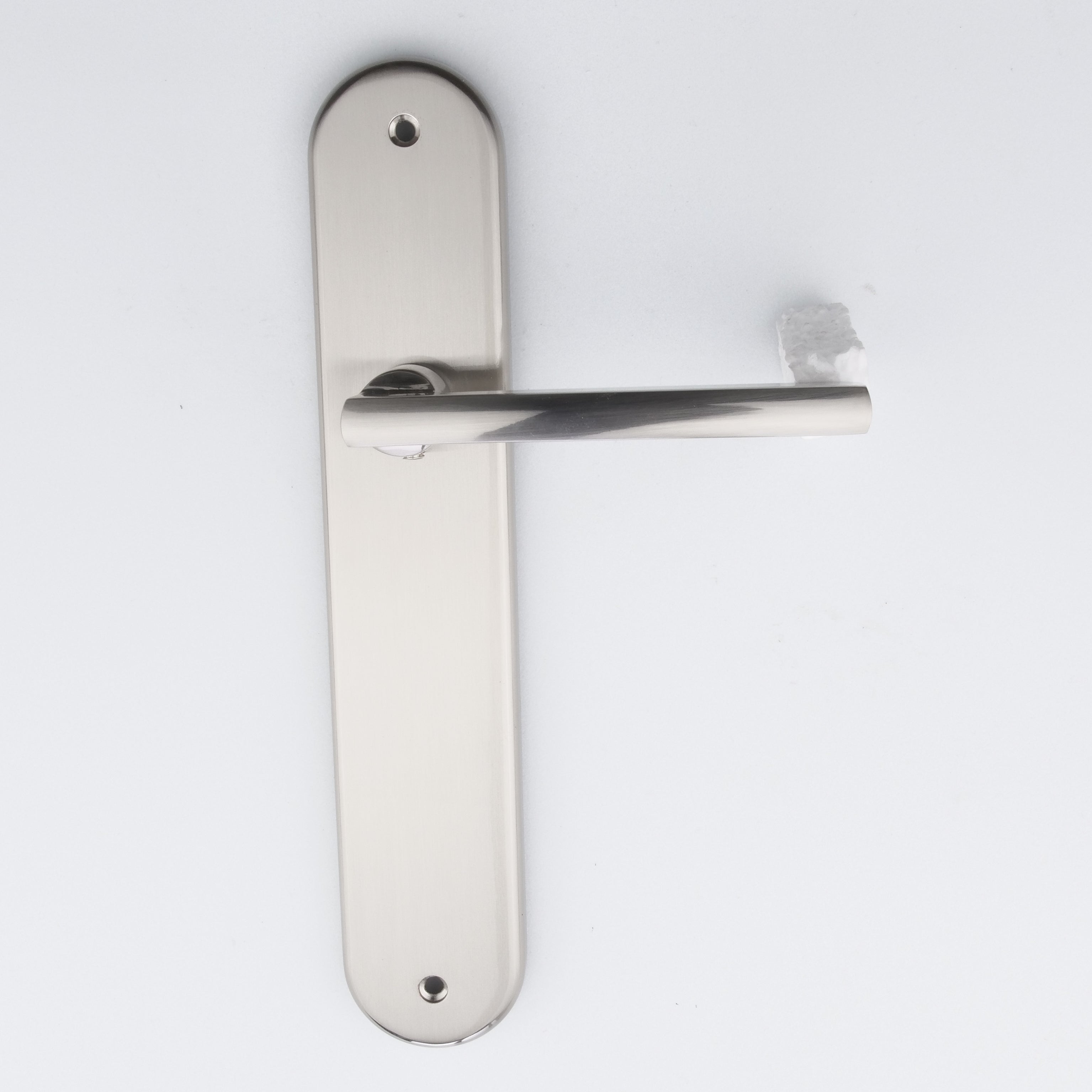 Klassische Türklinke Modell '530' aus Aluminium mit ovalem Langschild in satiniertem Nickel für Türen