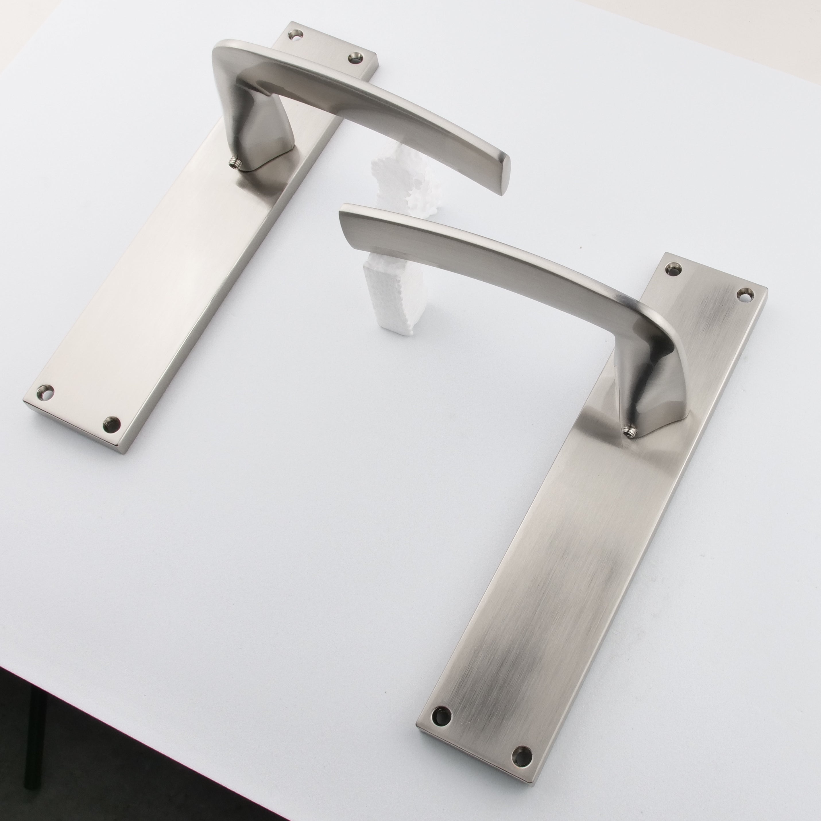 Türklinke Modell '340' mit rechteckigem Schild für Türen aus Zamak, satiniertes Nickel-Finish
