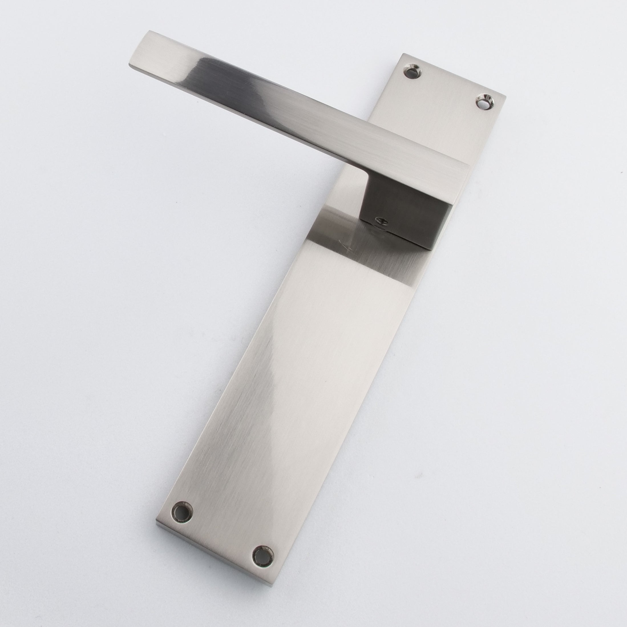 Türklinken Modell '220' mit rechteckiger Zamak-Platte für Türen in satiniertem Nickel-Finish